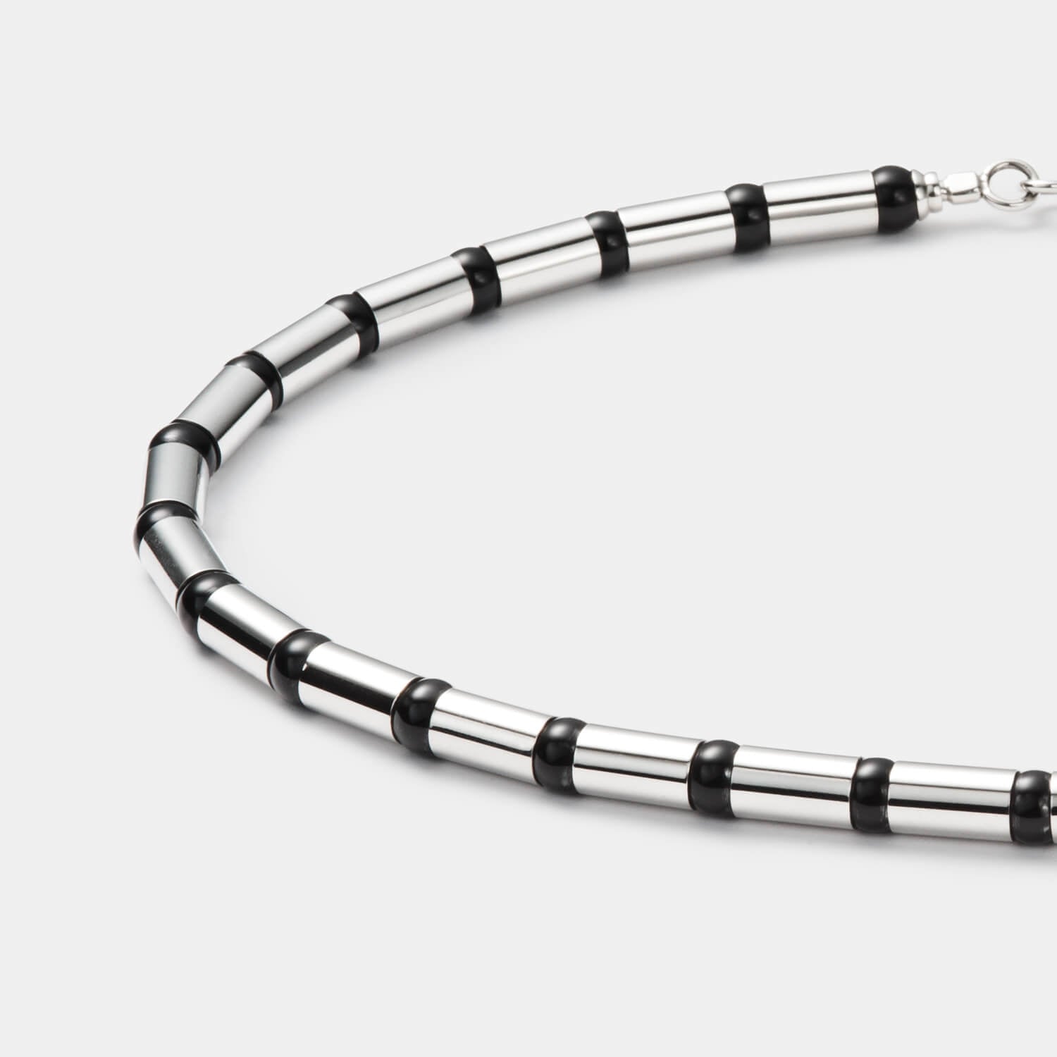 Detailansicht eines silberfarbenen Damencolliers aus antiallergenem Edelstahl mit echten Onyxperlen von MONOMANIA.