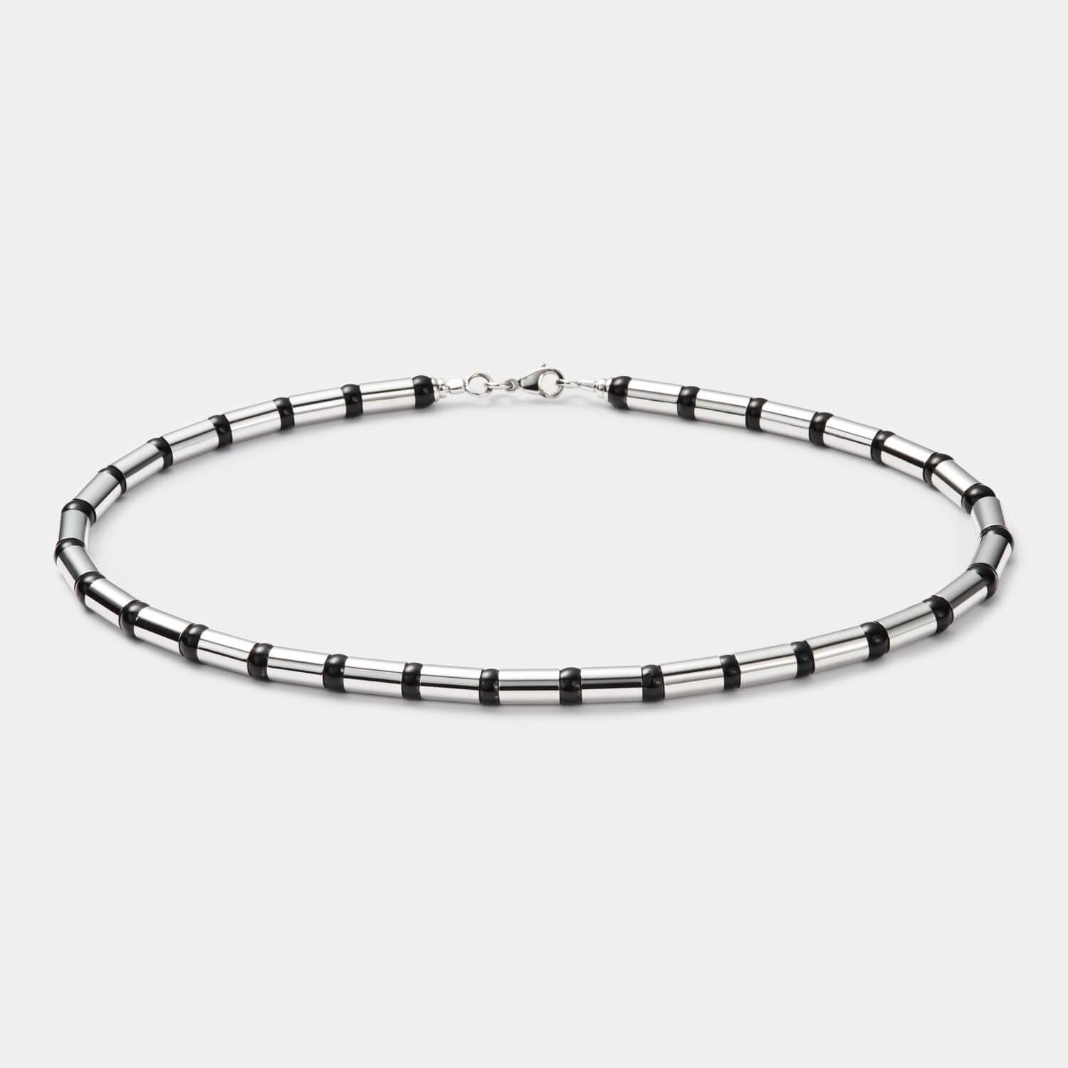 Detailansicht eines silberfarbenen Damencolliers aus antiallergenem Edelstahl mit echten Onyxperlen von MONOMANIA.