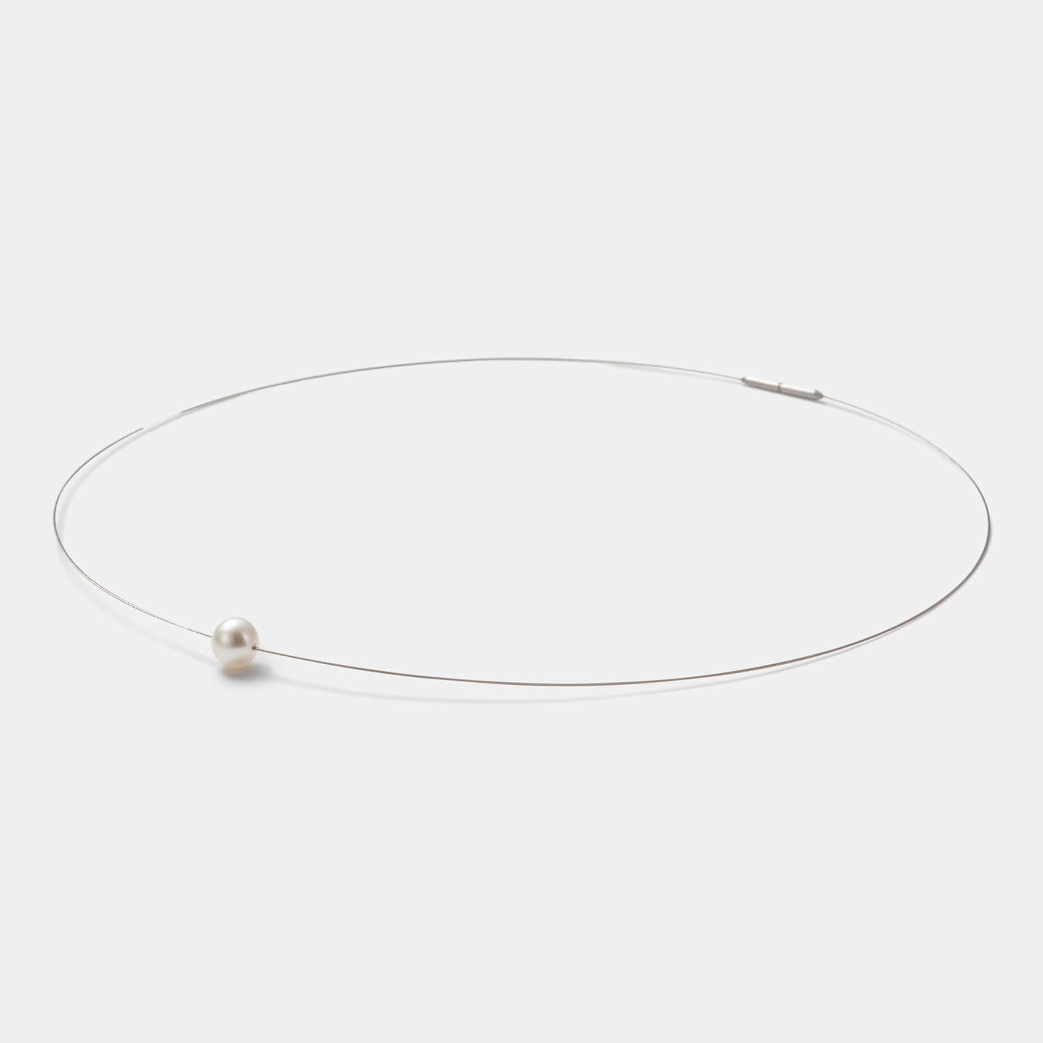Detailansicht des edlen Colliers aus antiallergenem Edelstahl mit kleiner, weißer Süßwasserperle von MONOMANIA.