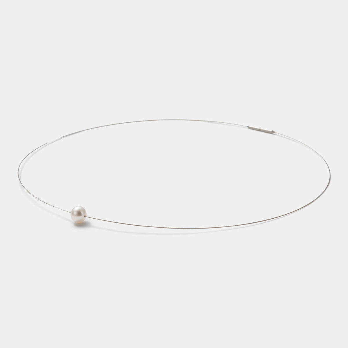 Detailansicht des edlen Colliers aus antiallergenem Edelstahl mit kleiner, weißer Süßwasserperle von MONOMANIA.