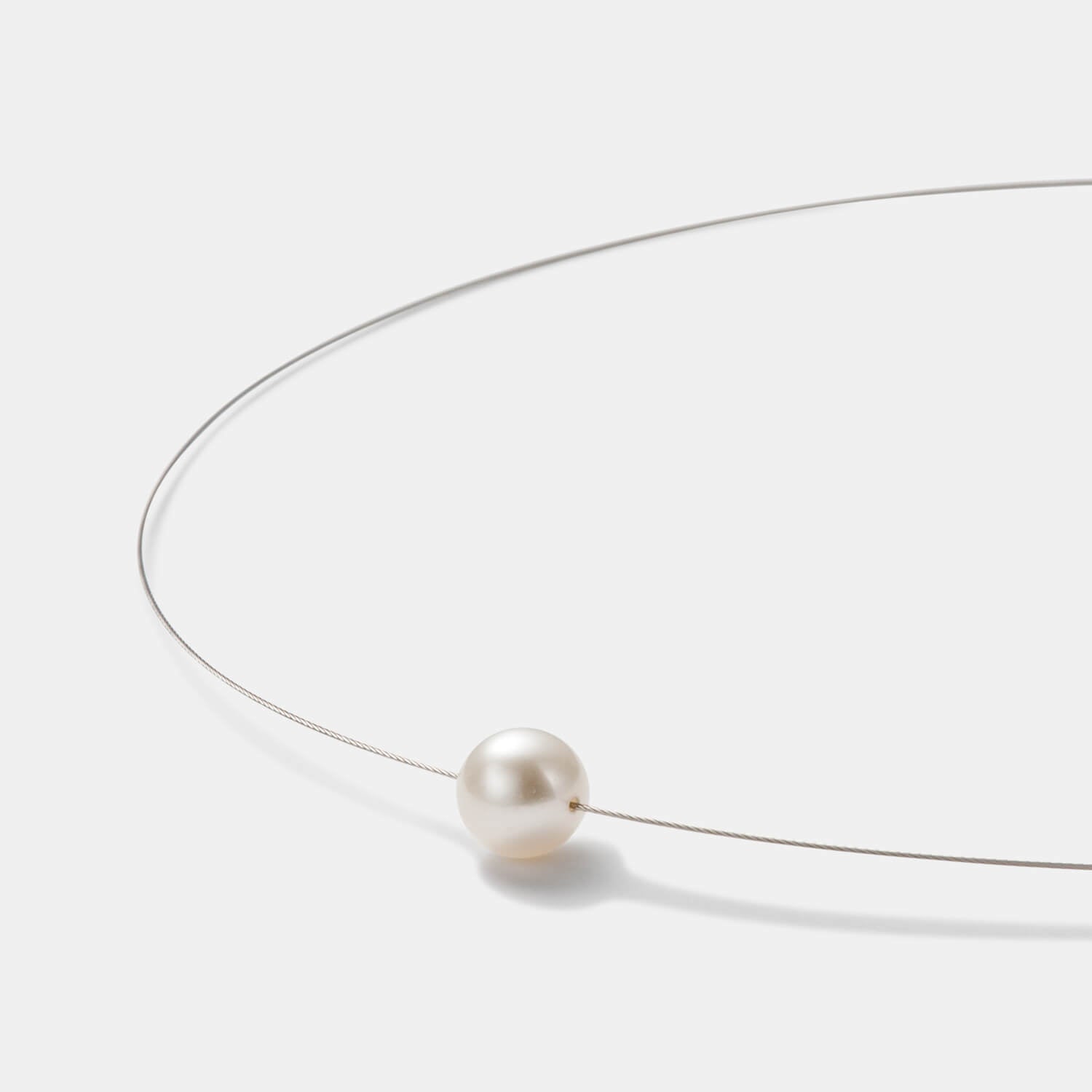 Detailansicht des edlen Colliers aus antiallergenem Edelstahl mit weißer Süßwasserperle von MONOMANIA.