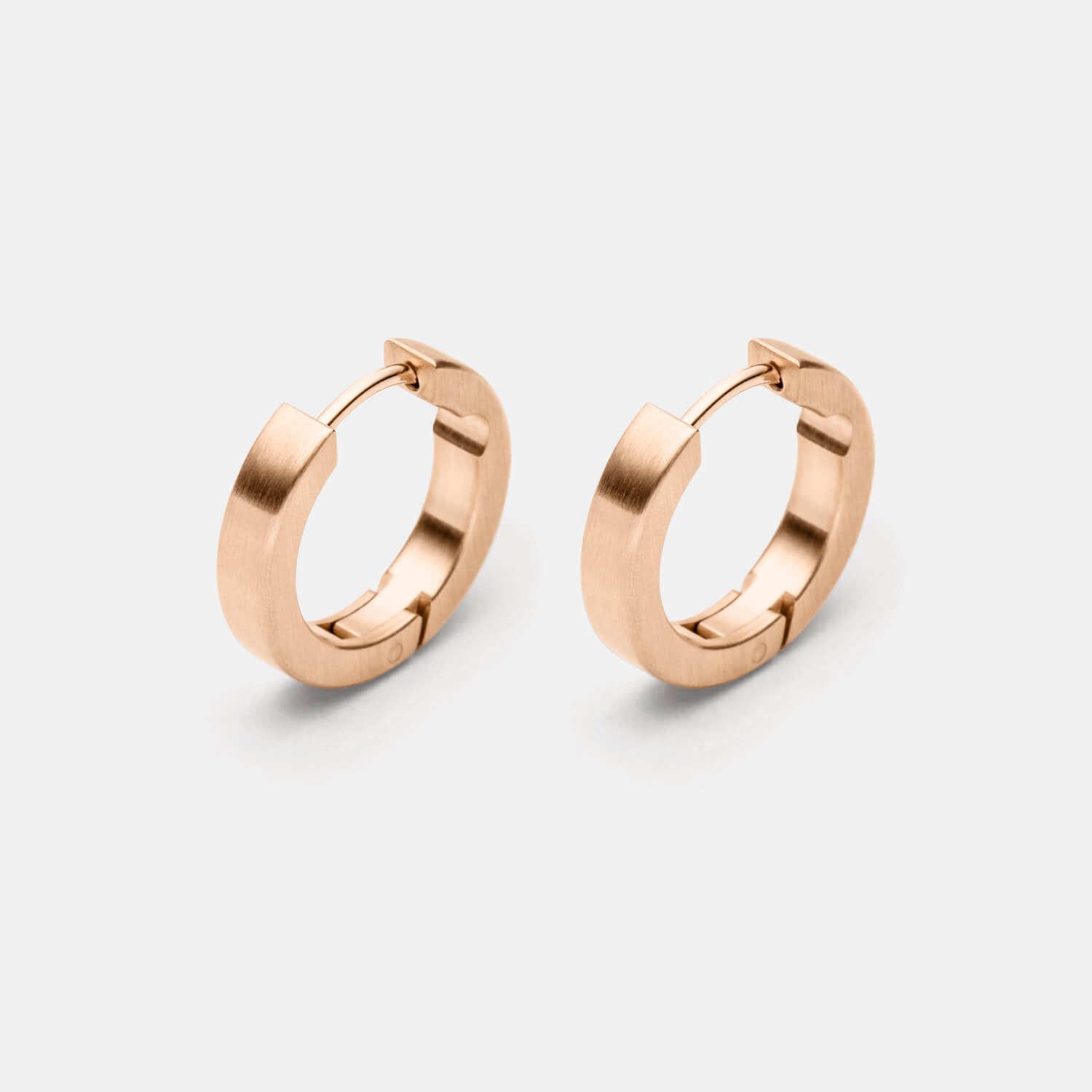 Ansicht von zwei roségoldfarbenen Edelstahl-Ohrringen von MONOMANIA.