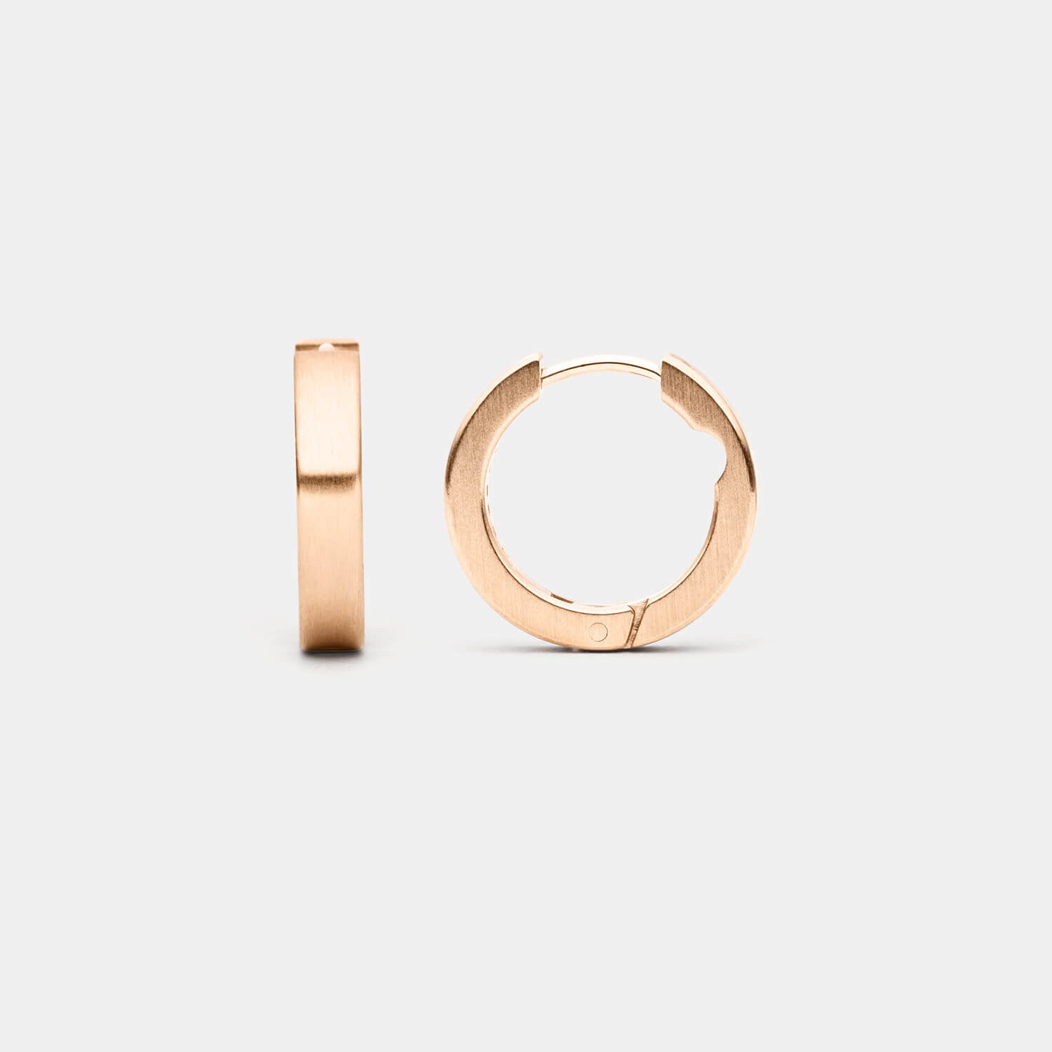Ansicht von zwei roségoldfarbenen Edelstahl-Ohrringen von MONOMANIA.