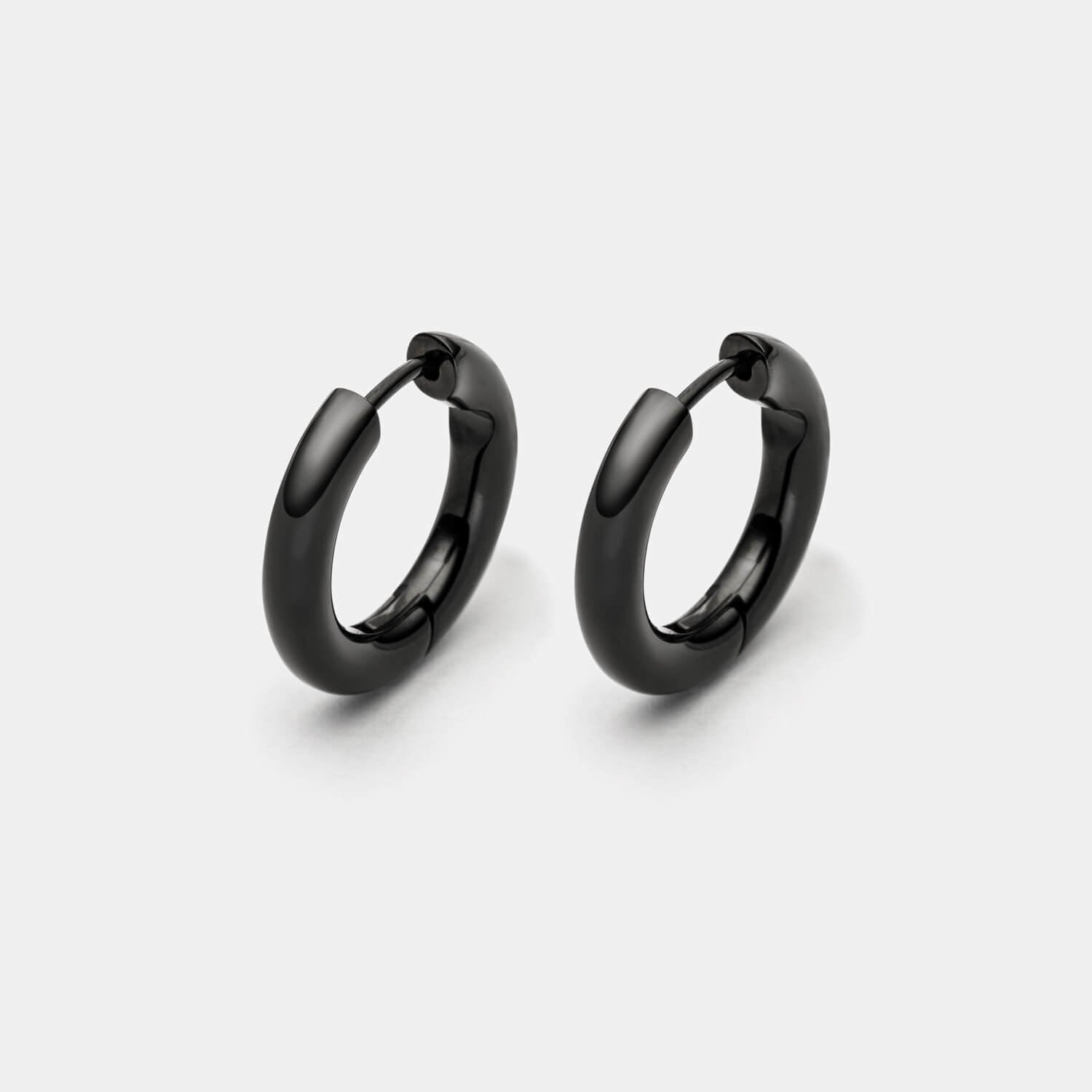 Ansicht von zwei schwarzen Edelstahl-Ohrringen von MONOMANIA.