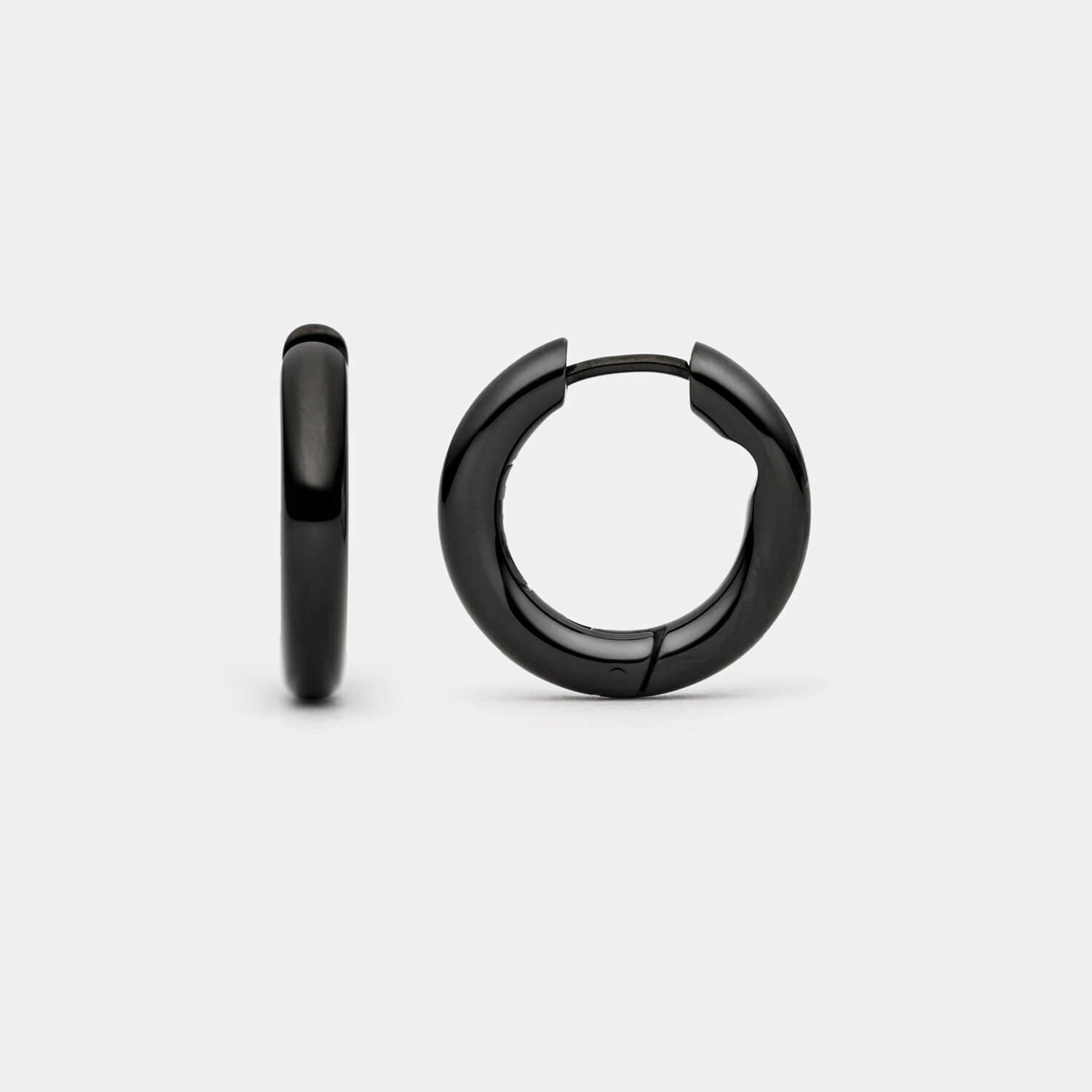 Ansicht von zwei schwarzen Edelstahl-Ohrringen von MONOMANIA.