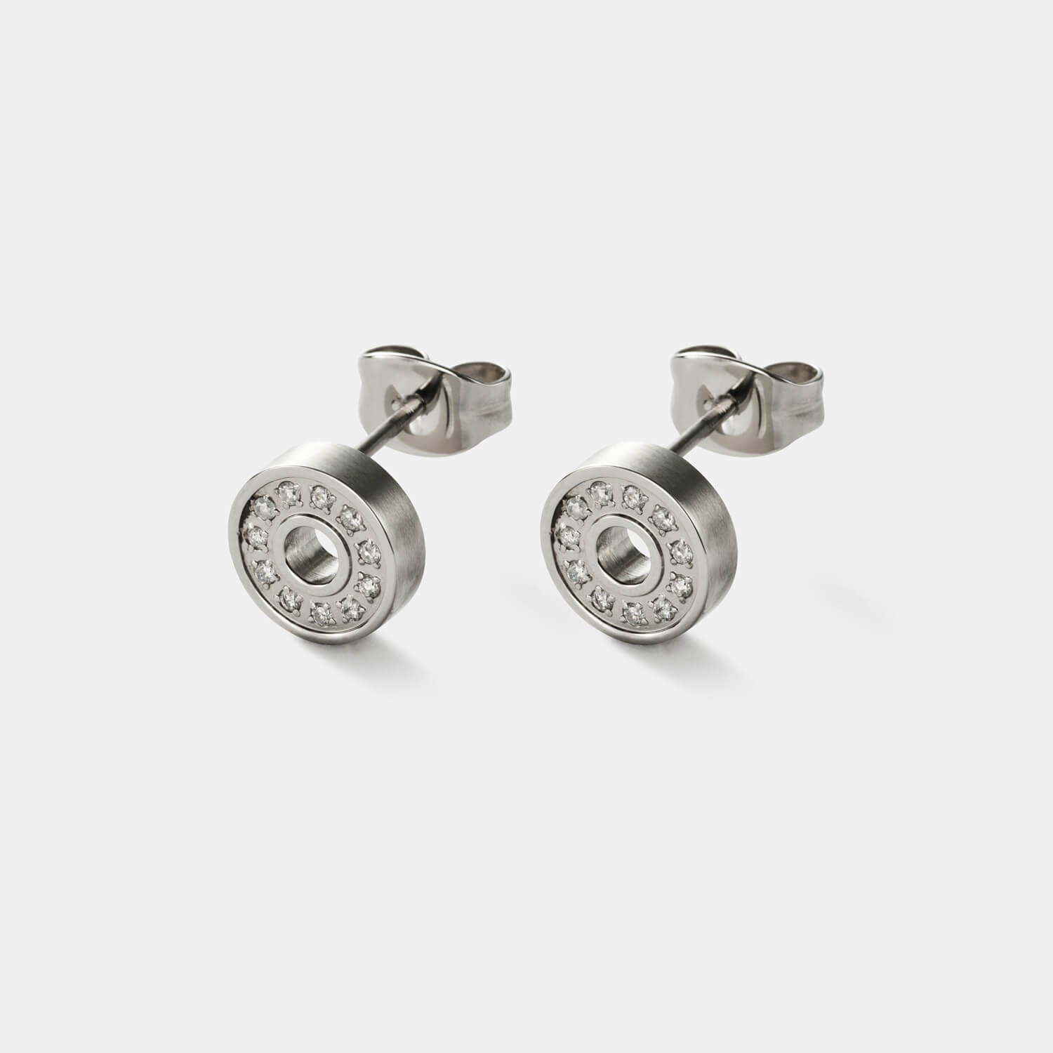 Gesamtansicht zweier Ohrstecker aus antiallergenem Edelstahl mit echten, weißen Diamanten von MONOMANIA.