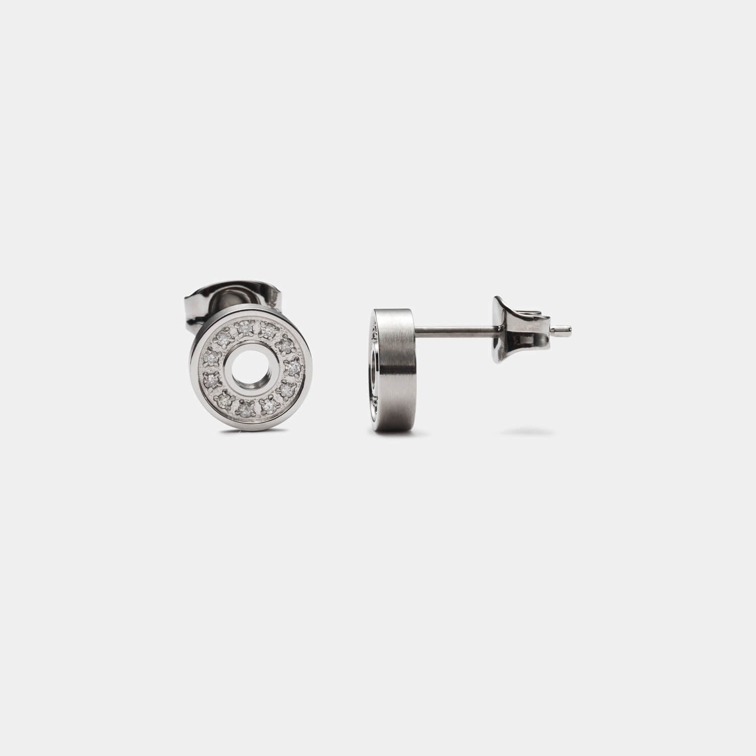 Gesamtansicht zweier Ohrstecker aus antiallergenem Edelstahl mit echten, weißen Diamanten von MONOMANIA.