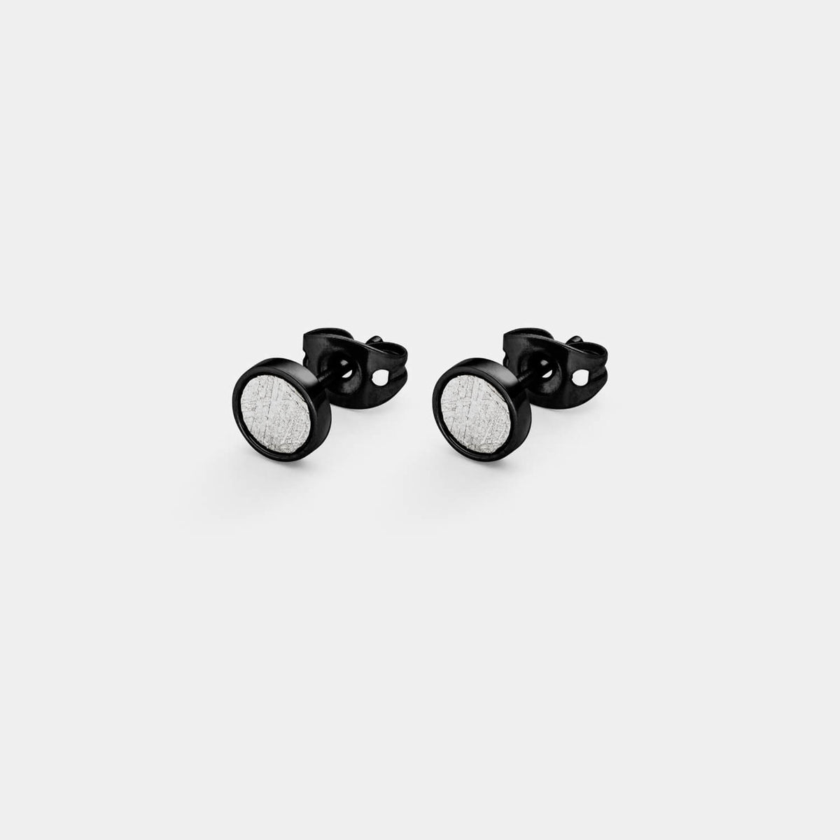 Kleiner, schwarzer Orbis Ohrstecker (Paar)
