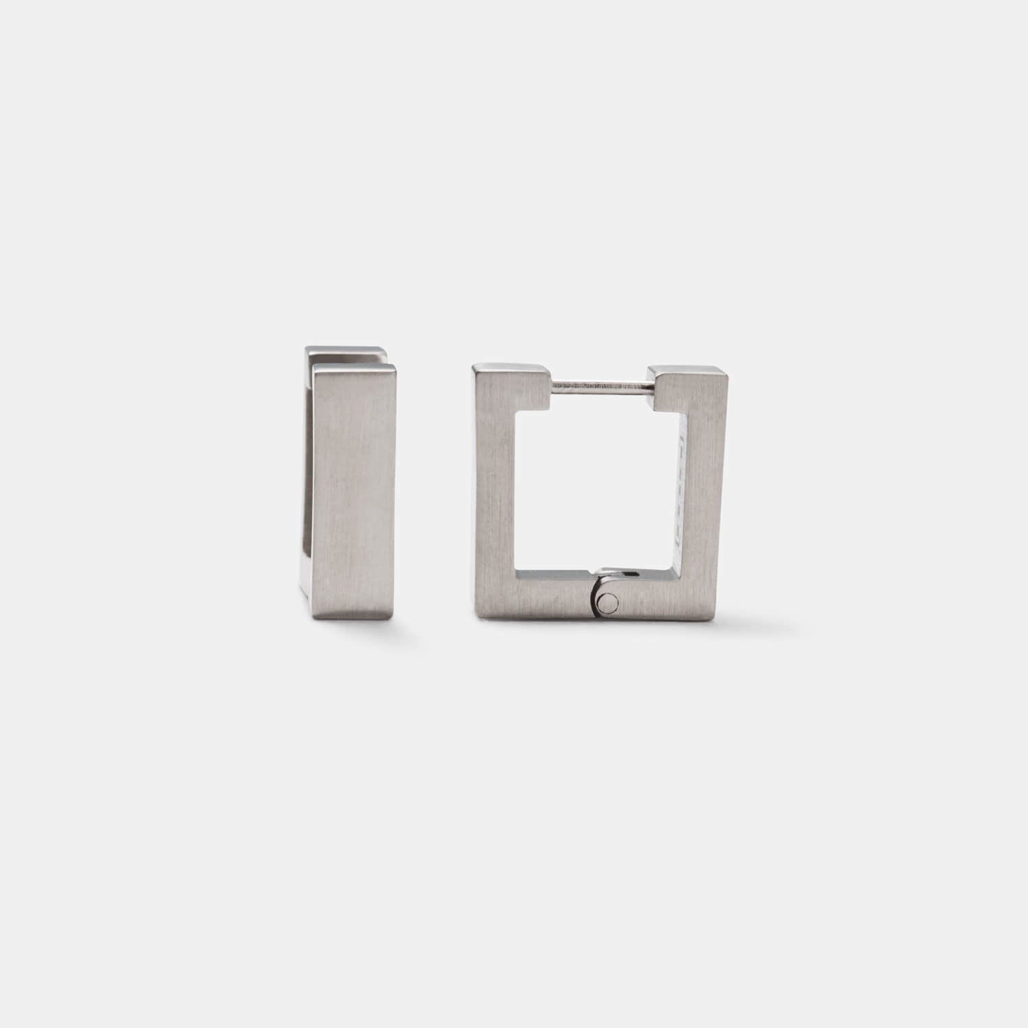 Perspektivische Gesamtansicht quadratischer Klappcreolen aus gebürstetem, antiallergenem Edelstahl von MONOMANIA.