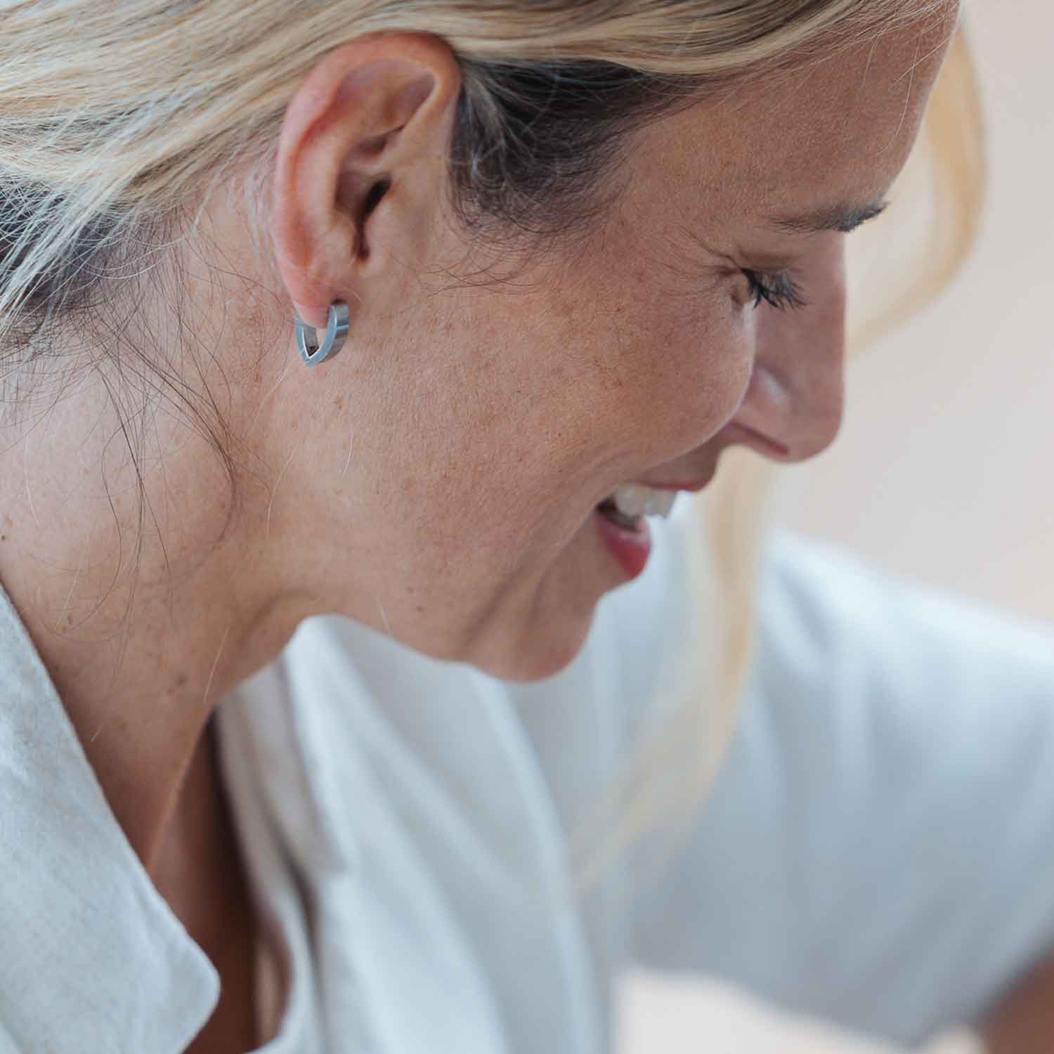 Perspektivische Gesamtansicht schöner, navetteförmiger Klappcreolen aus gebürstetem, antiallergenem Edelstahl von MONOMANIA.