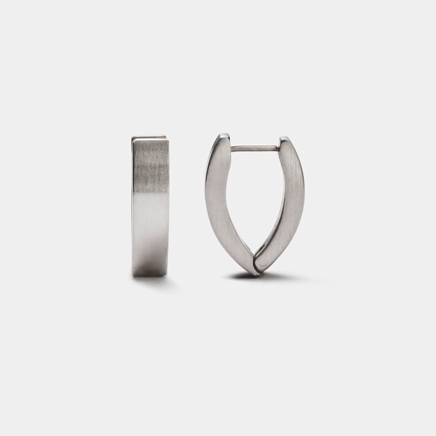 Perspektivische Gesamtansicht schöner, navetteförmiger Klappcreolen aus gebürstetem, antiallergenem Edelstahl von MONOMANIA.