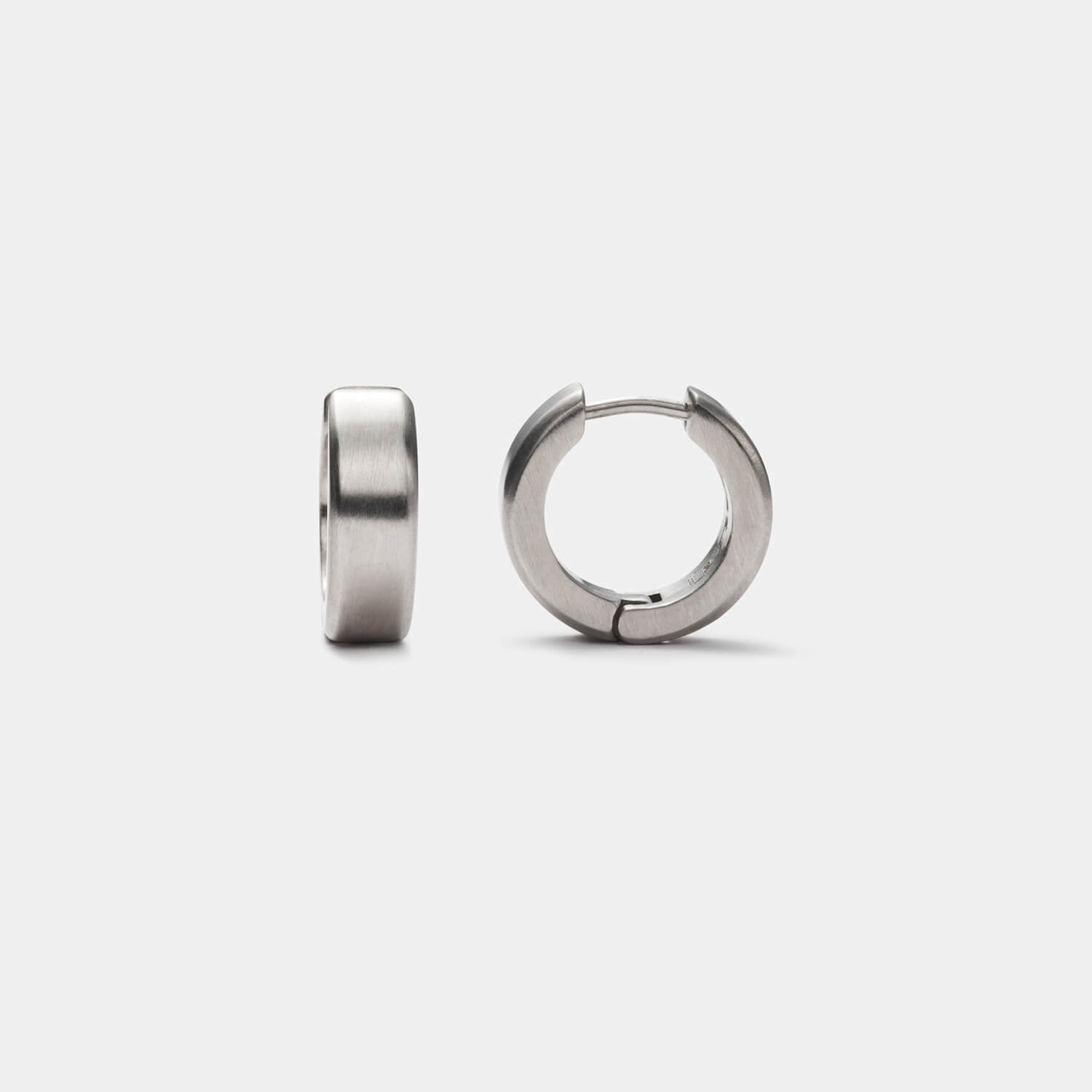 Perspektivische Gesamtansicht klassischer, gebürsteter Klappcreolen aus antiallergenem Edelstahl von MONOMANIA.