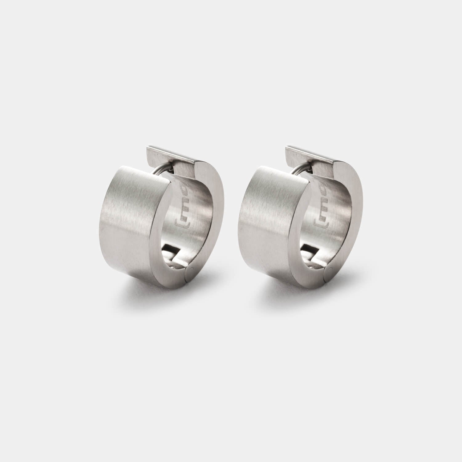 Perspektivische Gesamtansicht großer, gerader Klappcreolen aus gebürstetem, antiallergenem Edelstahl von MONOMANIA.