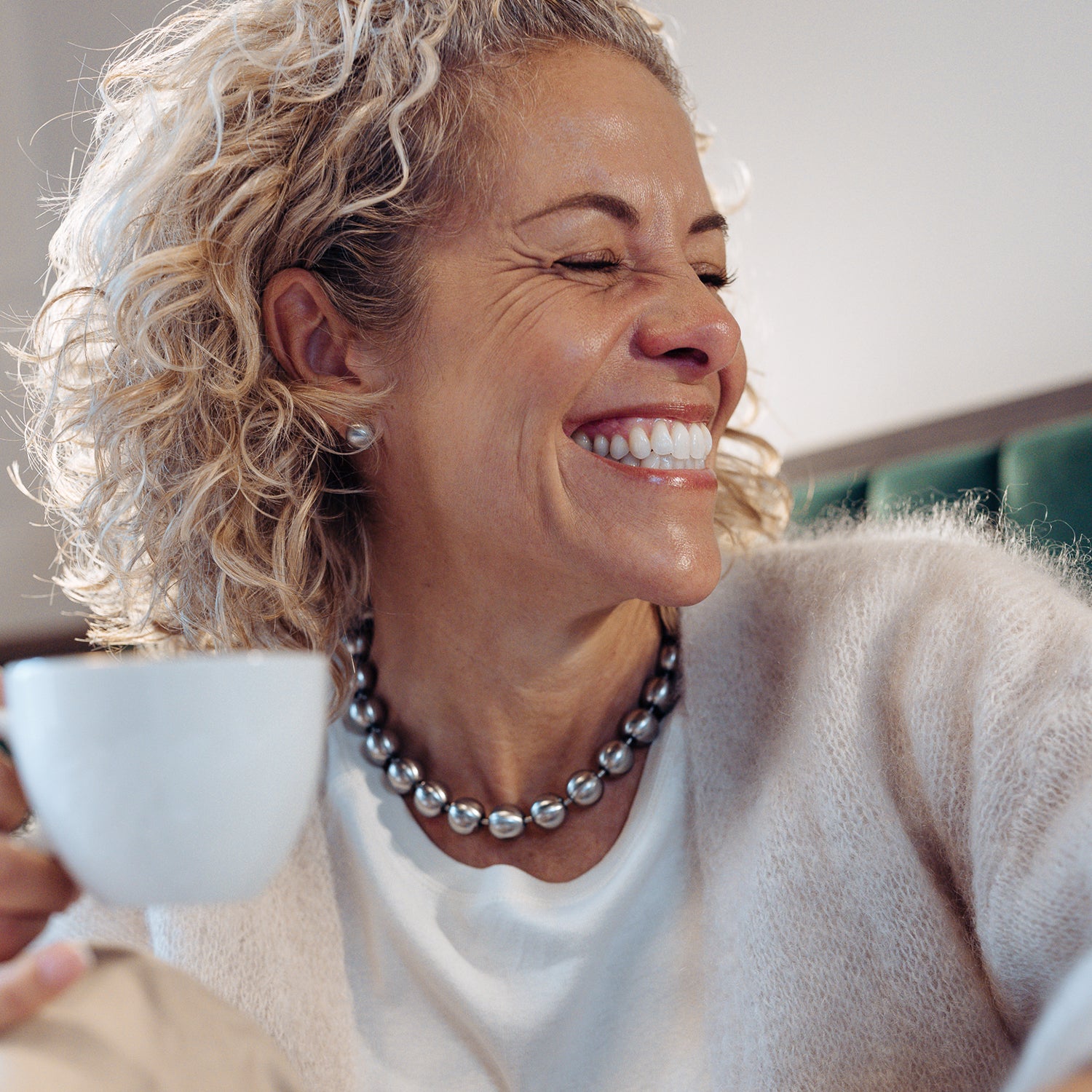 Perspektivische Gesamtansicht eleganter, kugelförmiger Klappcreolen aus gebürstetem, antiallergenem Edelstahl von MONOMANIA.
