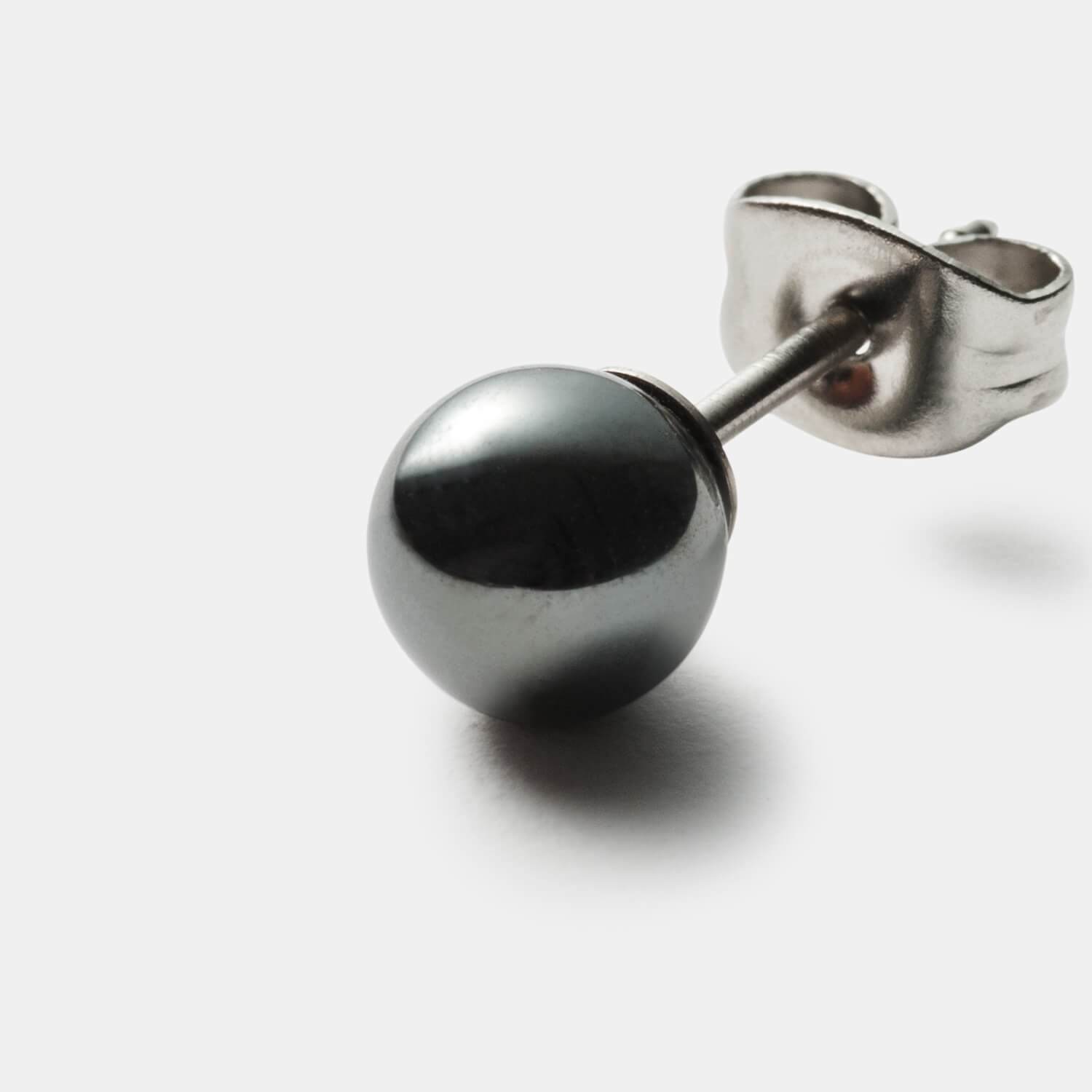 Gesamtansicht von zwei Ohrsteckern mit echten Hämatitperlen von MONOMANIA.