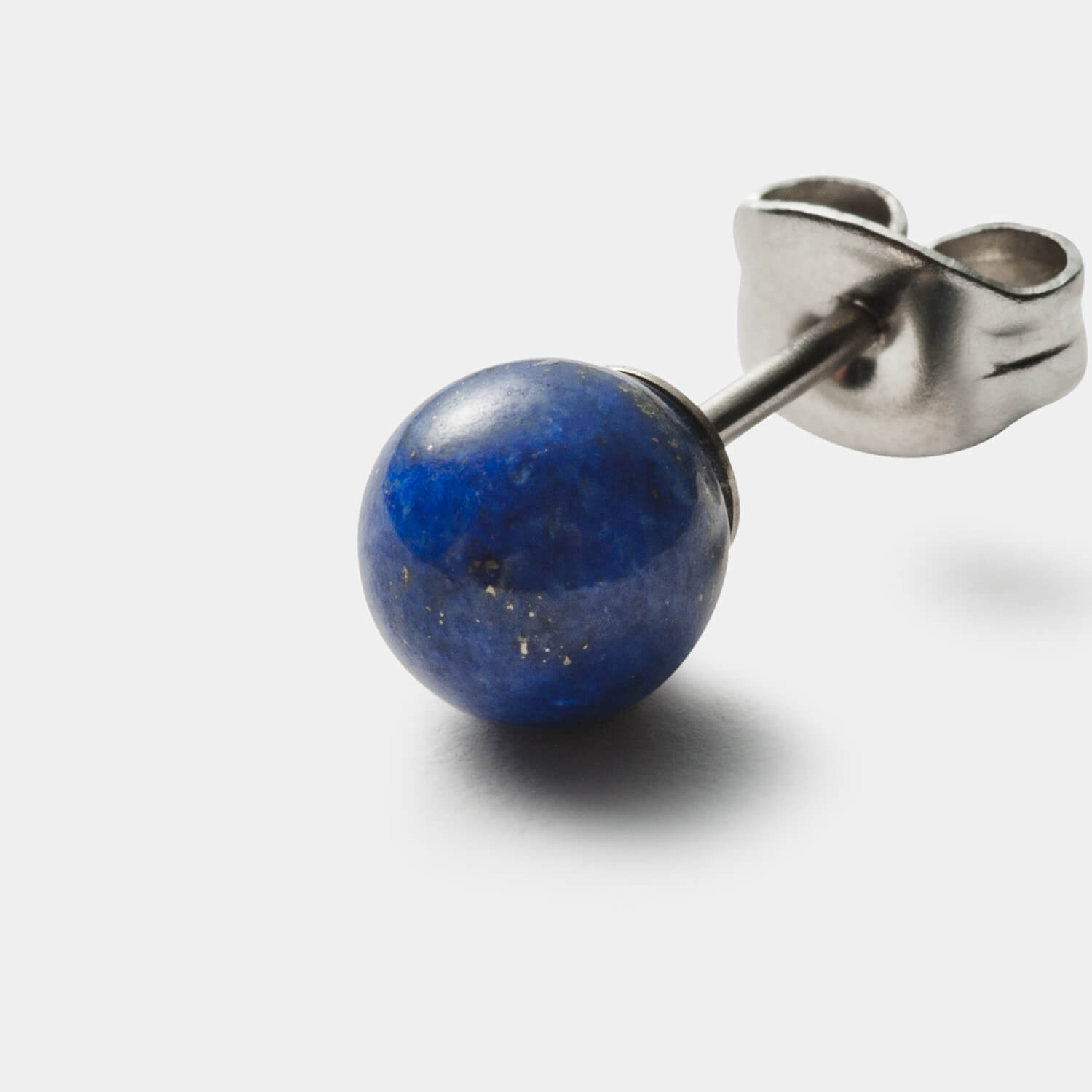 Gesamtansicht von zwei mittelgroßen Ohrsteckern mit echten Lapislazuliperlen von MONOMANIA.