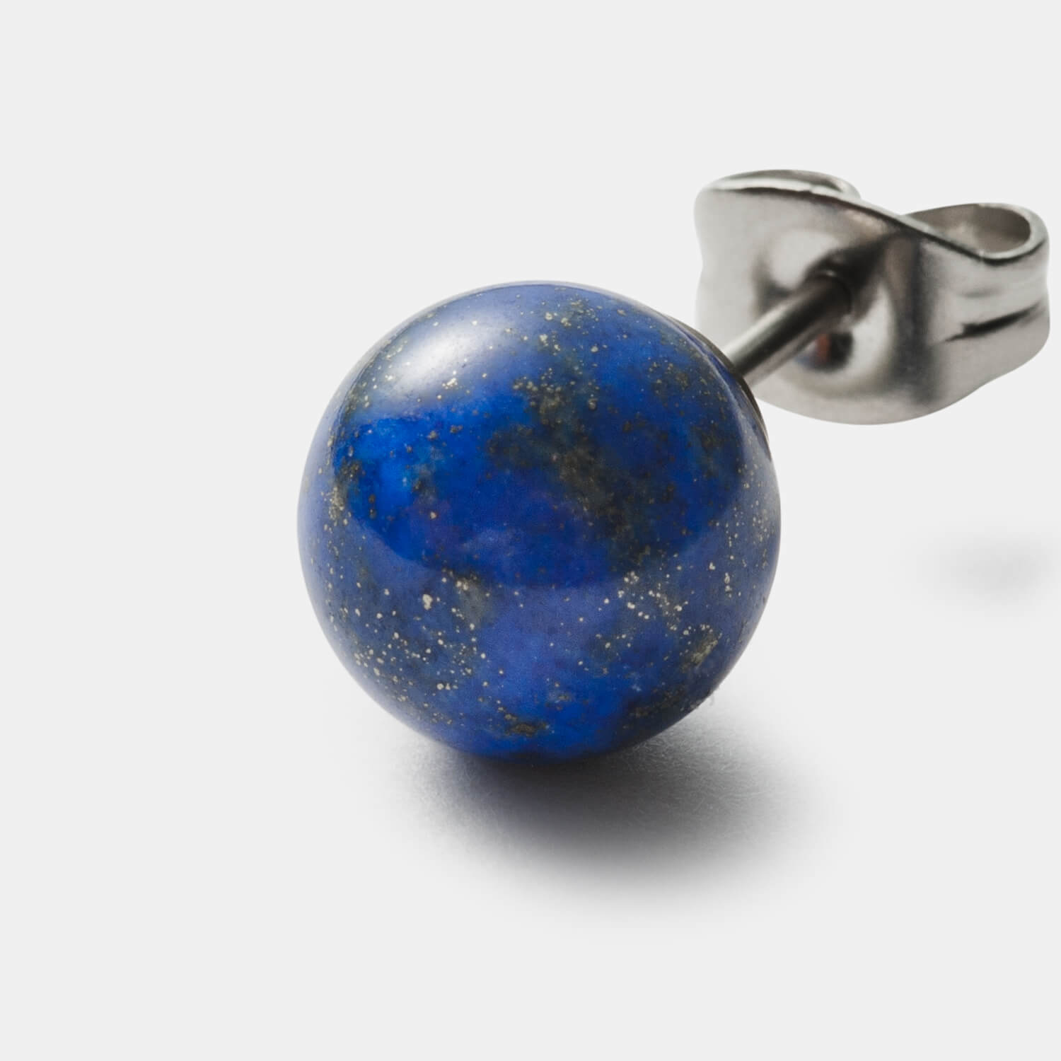 Gesamtansicht von zwei großen Ohrsteckern mit echten Lapislazuliperlen von MONOMANIA.