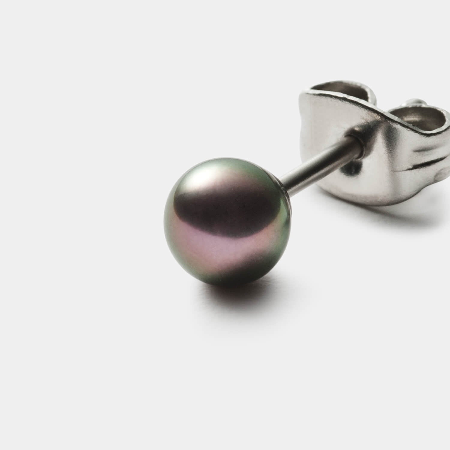 Gesamtansicht von zwei Ohrsteckern mit kleinen, grauen Süßwasserperlen von MONOMANIA.