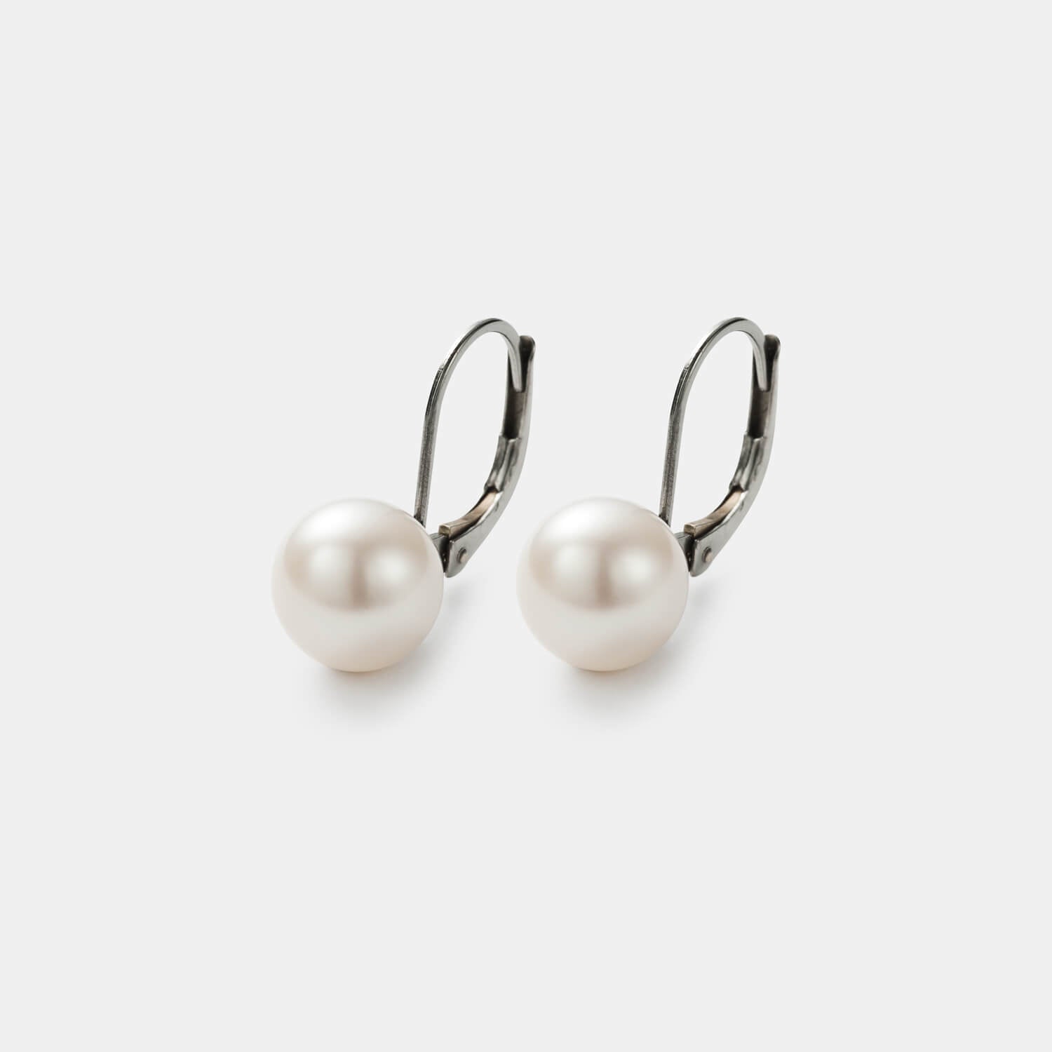 Gesamtansicht von zwei Ohrhängern mit echten, weißen Süßwasserperlen von MONOMANIA.