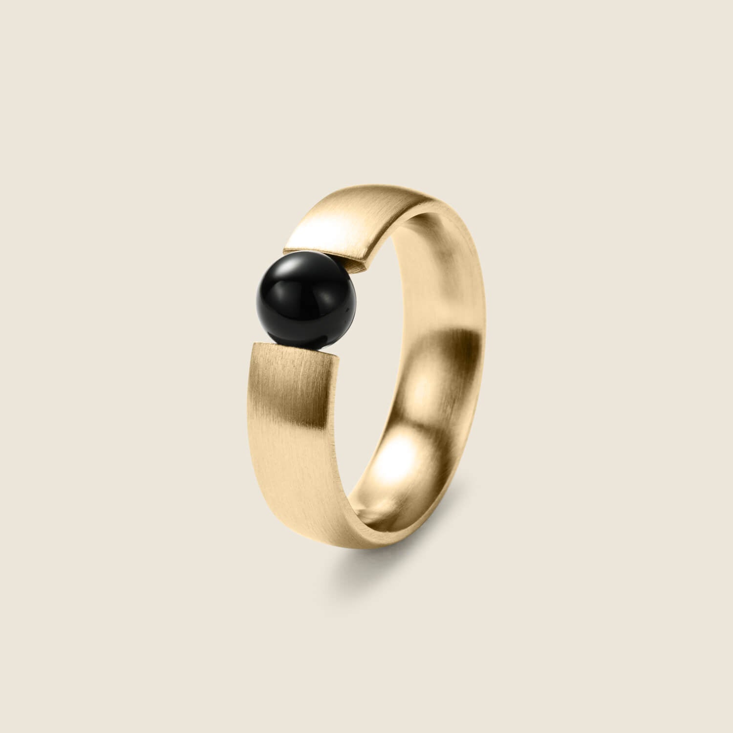 Edler Spannring mit echter 750/18K Goldperle in Gesamtansicht von MONOMANIA.