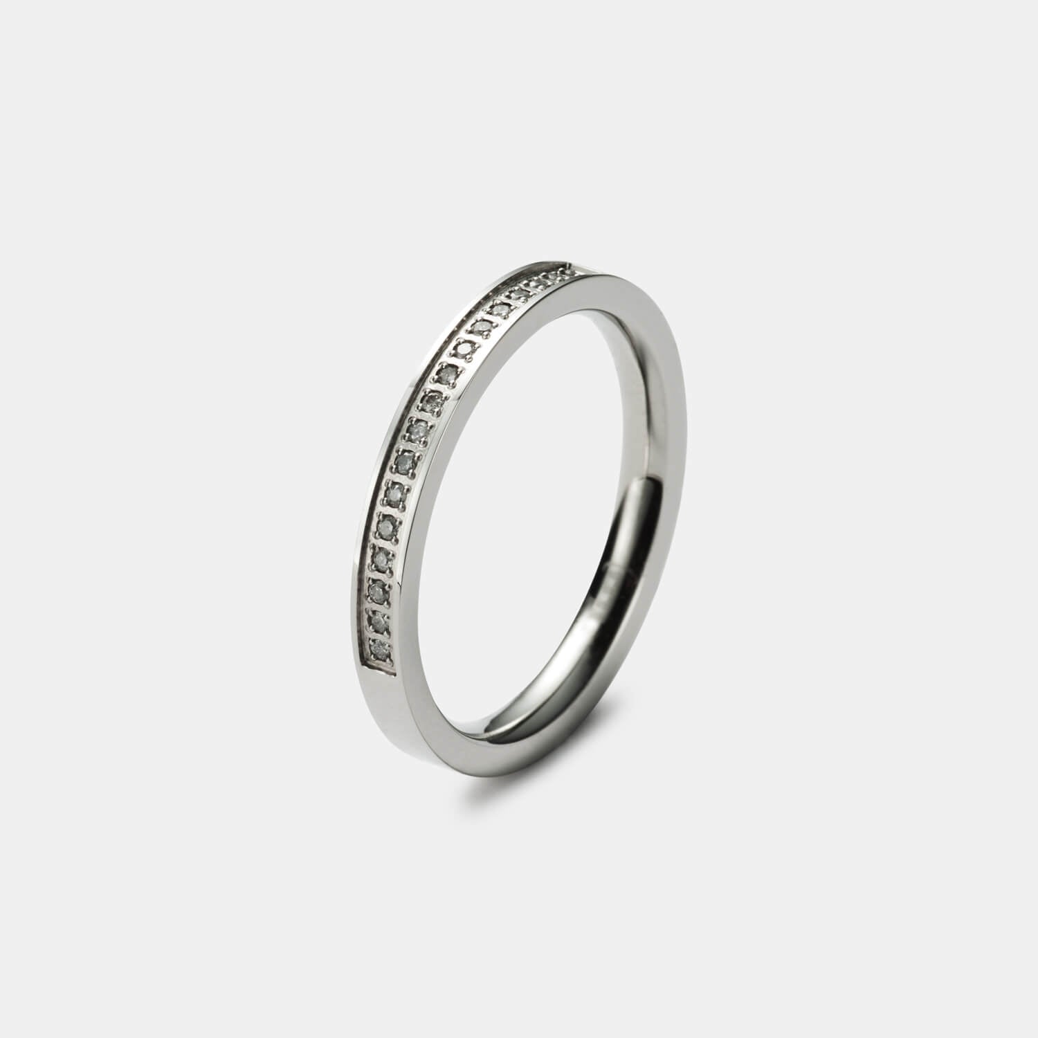 Gesamtansicht eines hochwertigen, polierten Rings aus antiallergenem Edelstahl mit echten, weißen Diamanten von MONOMANIA.