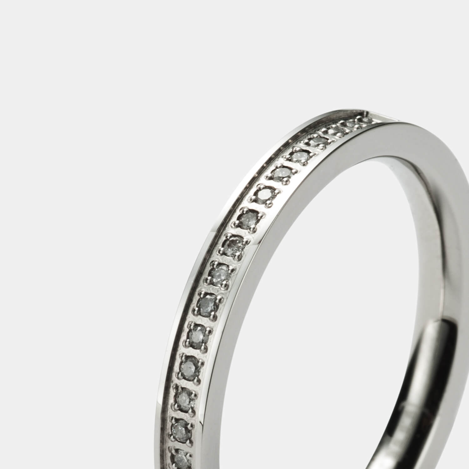 Gesamtansicht eines hochwertigen, polierten Rings aus antiallergenem Edelstahl mit echten, weißen Diamanten von MONOMANIA.