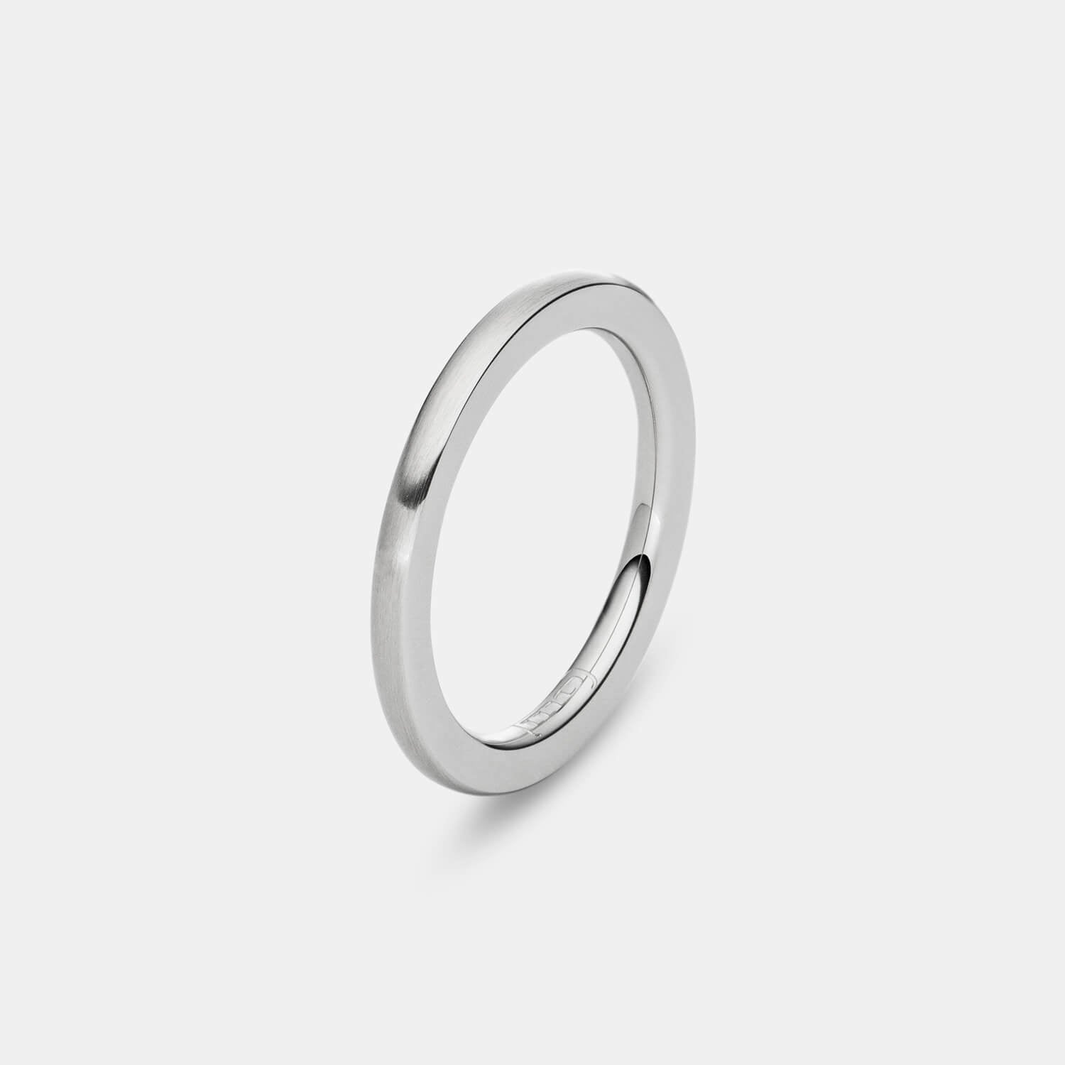 Gesamtansicht eines schmalen, schlichten Edelstahl-Rings von MONOMANIA.