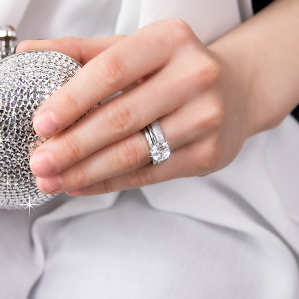 Gesamtansicht eines schmalen, schlichten Edelstahl-Rings von MONOMANIA.