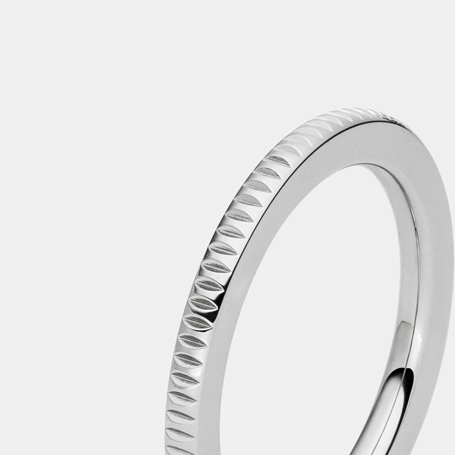 Gesamtansicht eines schmalen Edelstahl-Rings mit zarter Rändelung von MONOMANIA.
