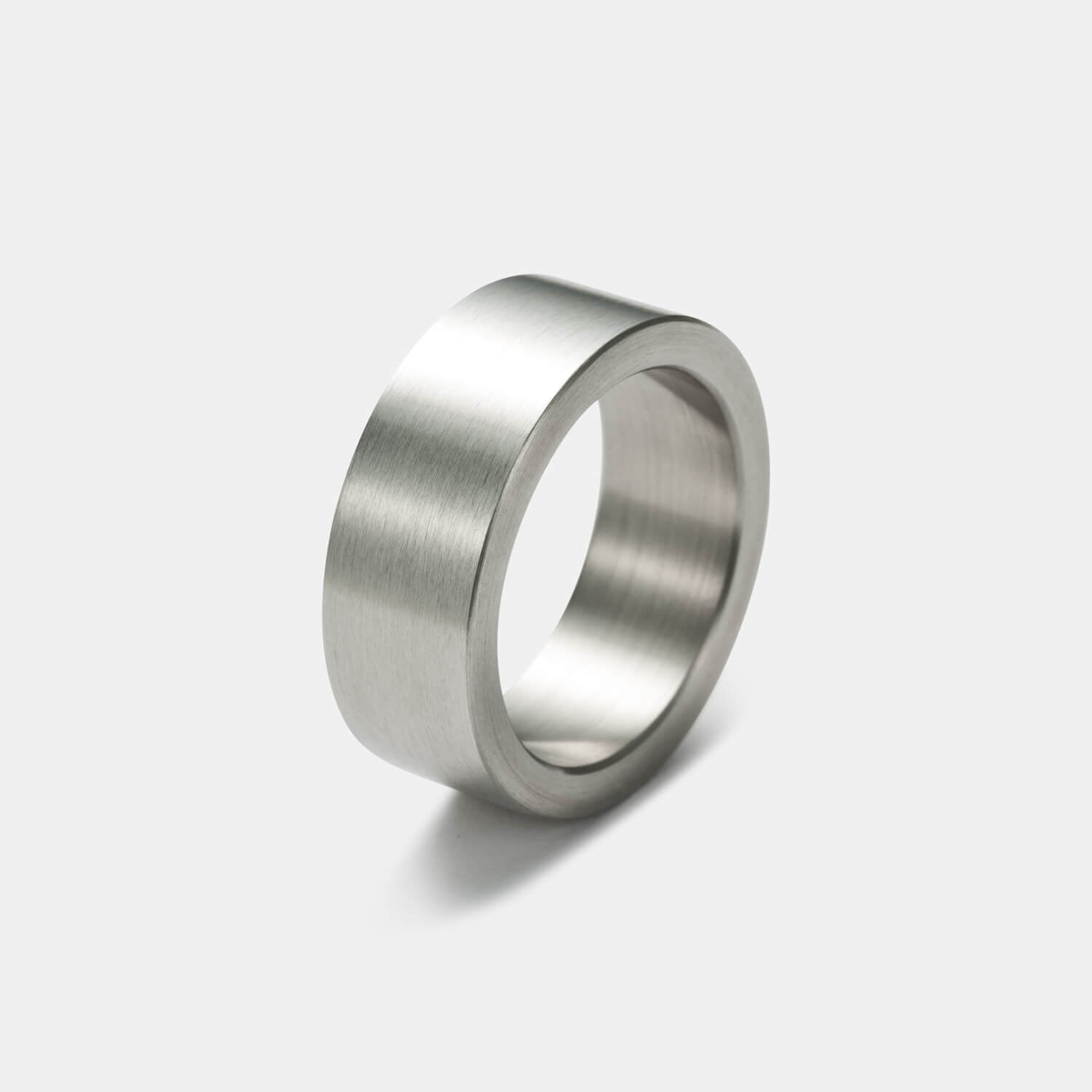 Gesamtansicht eines breiten, gebürsteten Rings aus antiallergenem Edelstahl von MONOMANIA.