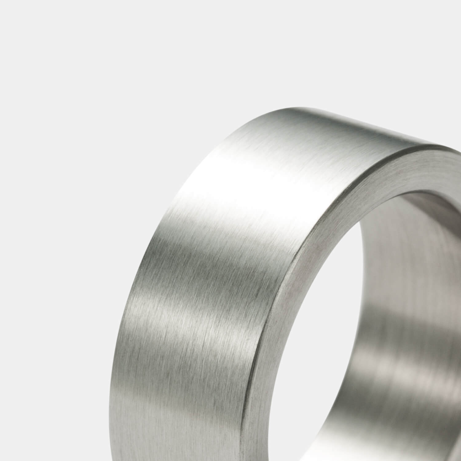 Gesamtansicht eines breiten, gebürsteten Rings aus antiallergenem Edelstahl von MONOMANIA.