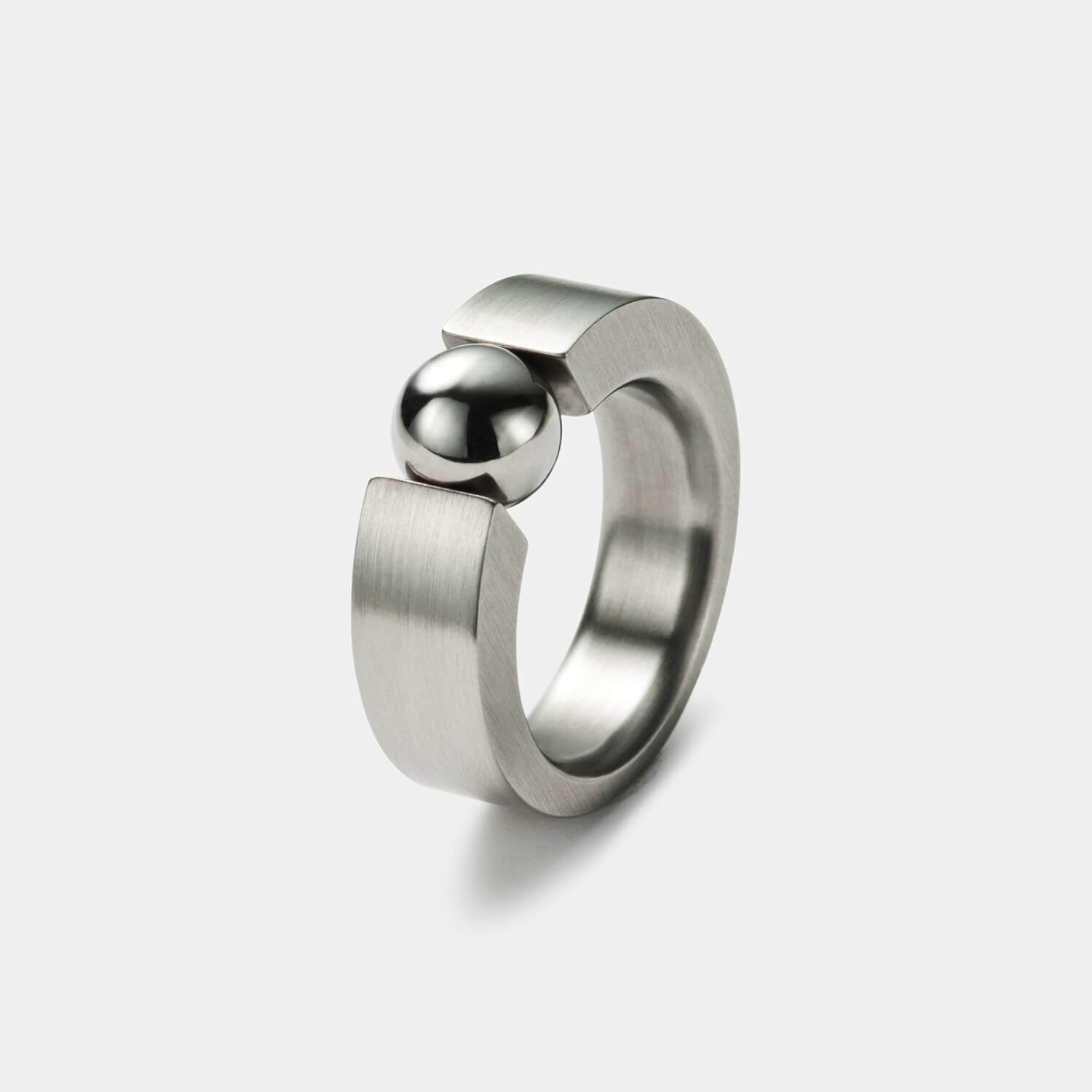 Gesamtansicht eines edlen Spannrings mit silberfarbener Edelstahlperle von MONOMANIA.