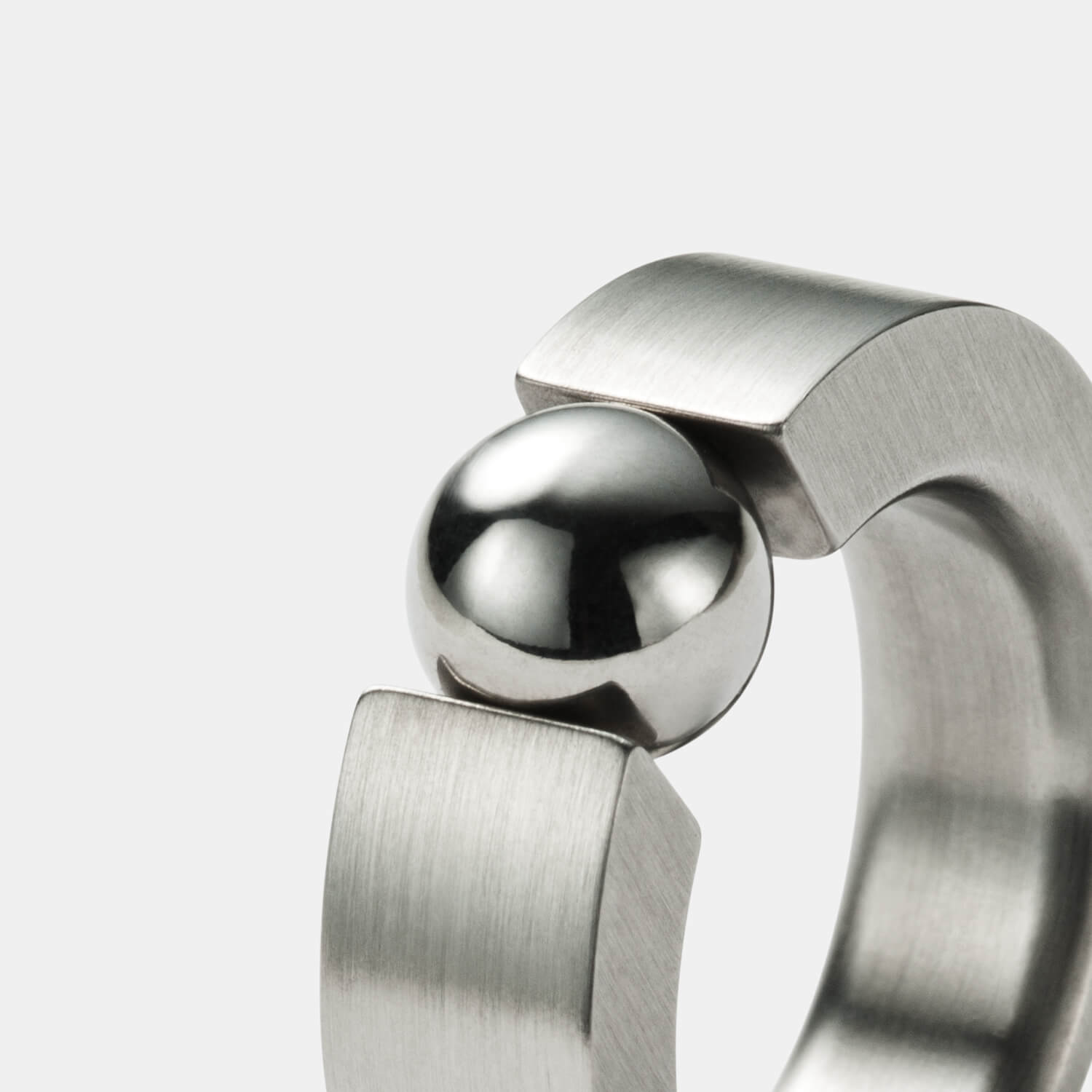 Gesamtansicht eines edlen Spannrings mit silberfarbener Edelstahlperle von MONOMANIA.