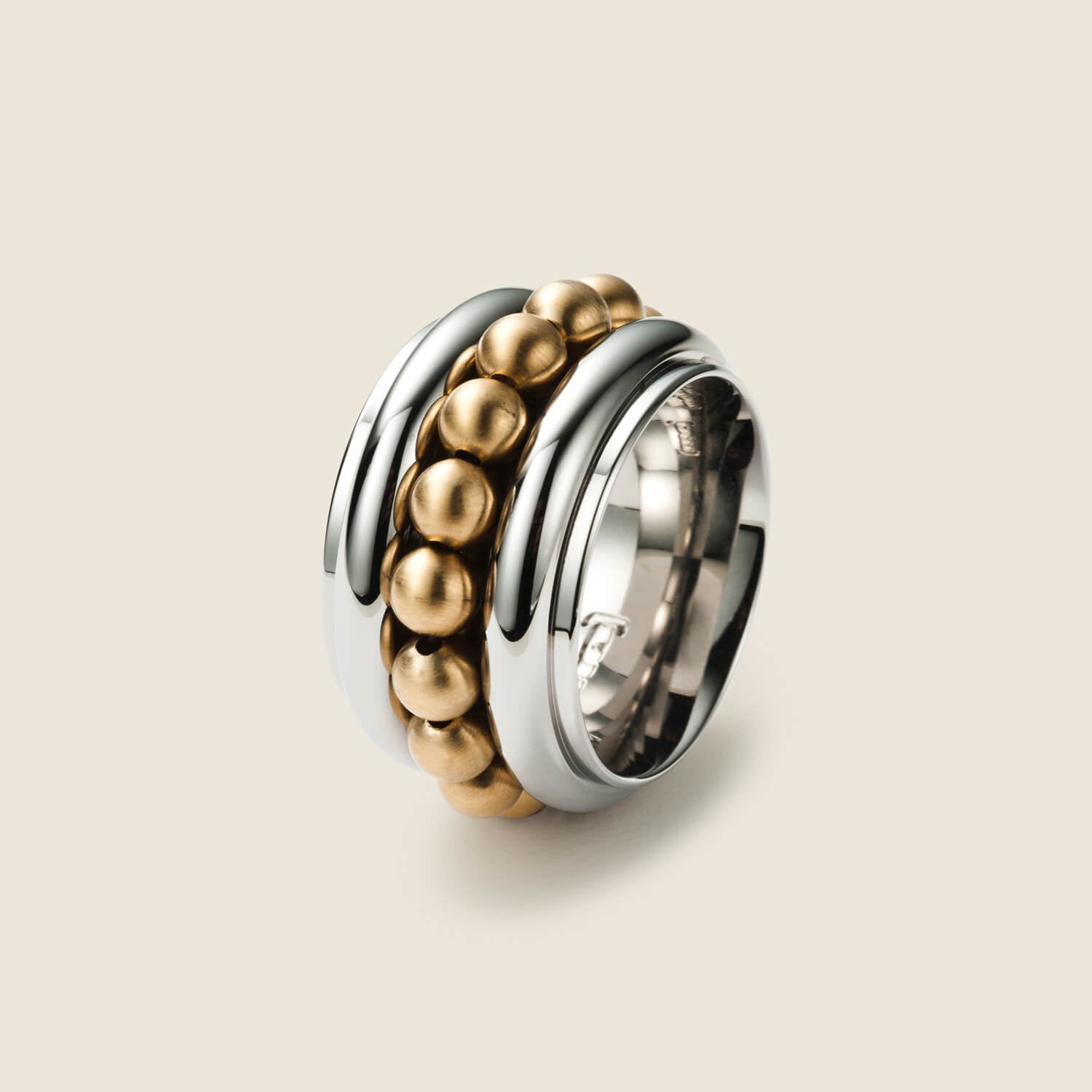 Gesamtansicht eines breiten, polierten Rings mit umlaufendem Perlenkranz aus echtem 750/18K Gold von MONOMANIA.