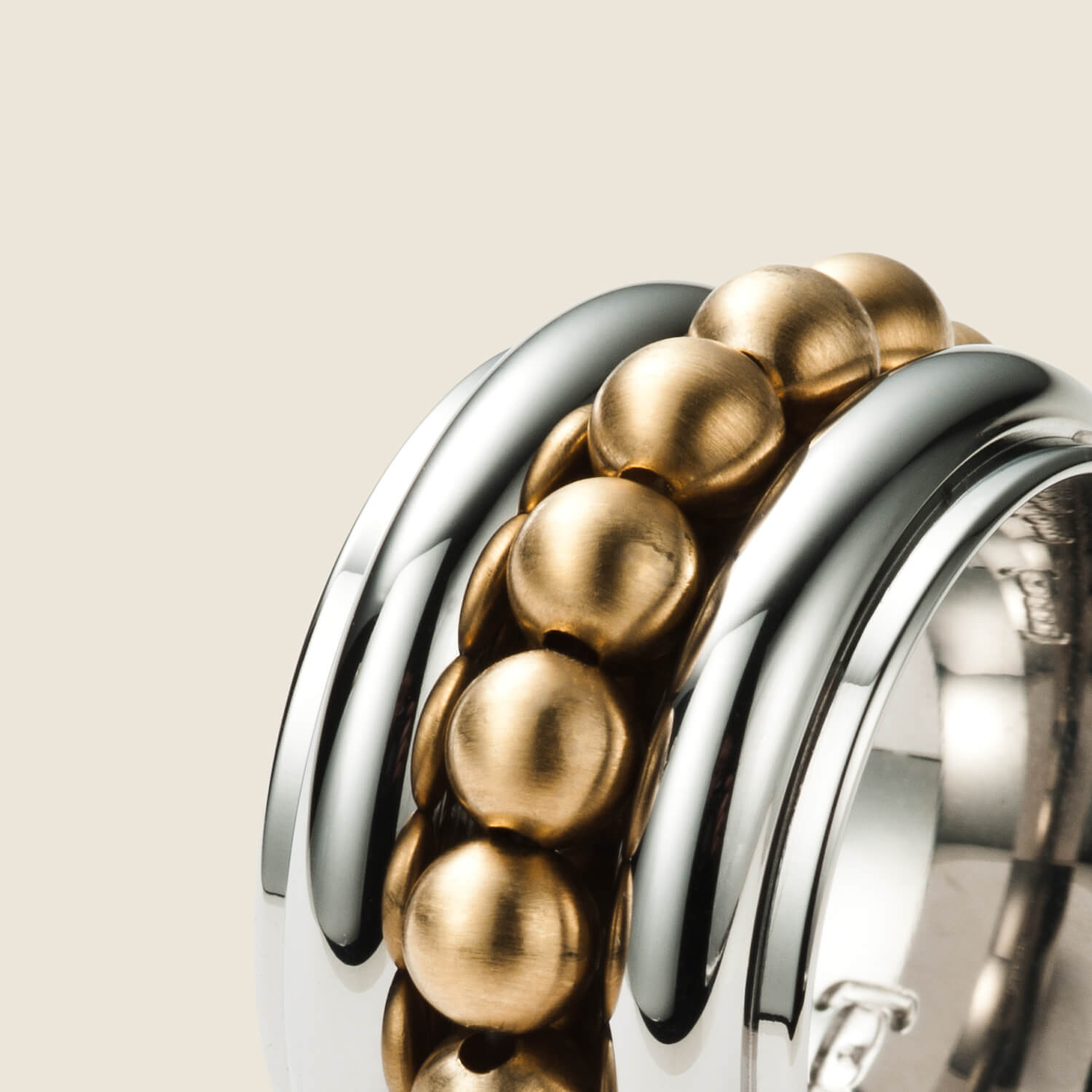 Gesamtansicht eines breiten, polierten Rings mit umlaufendem Perlenkranz aus echtem 750/18K Gold von MONOMANIA.