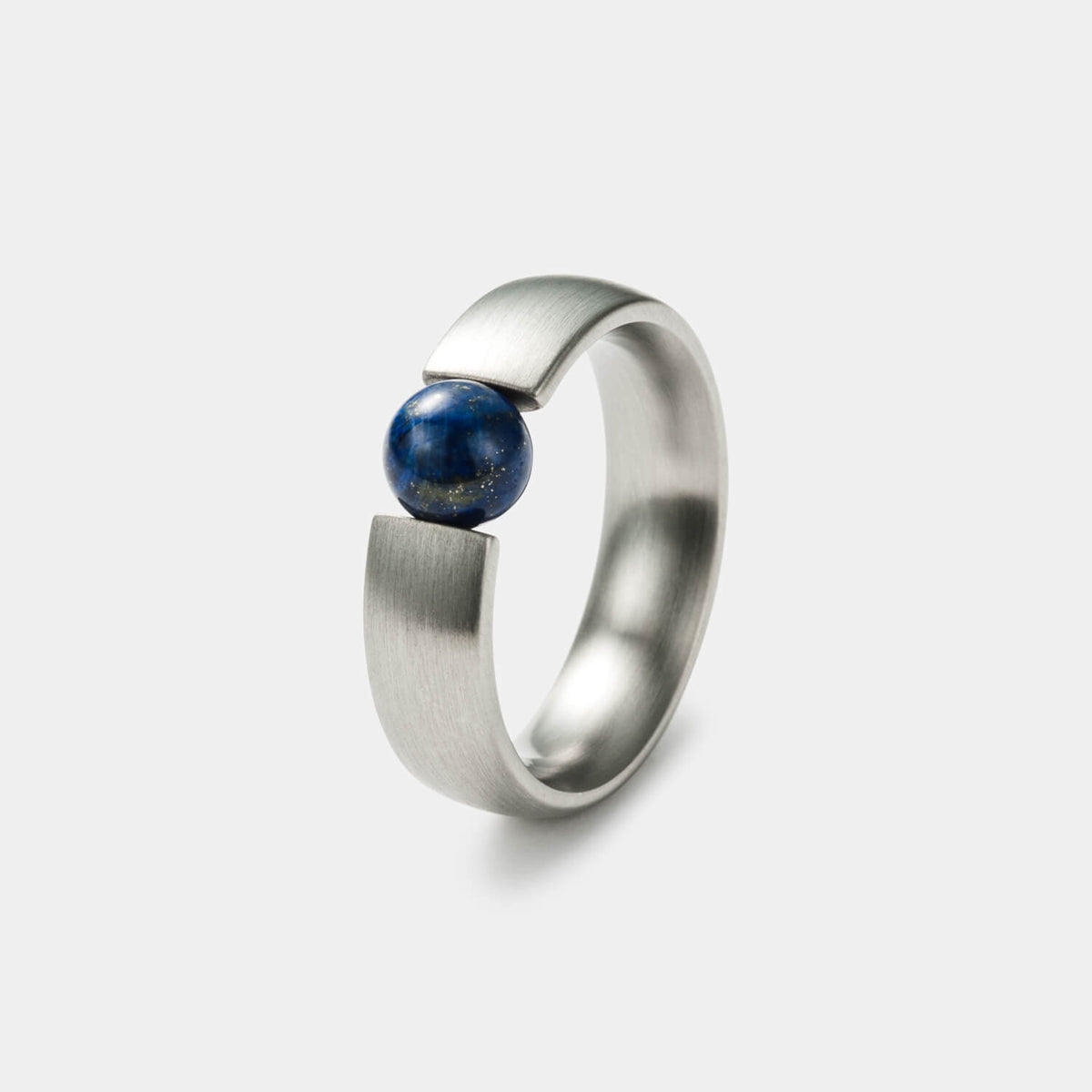 Gesamtansicht eines klassichen Spannrings mit echter, blauer Lapislazuliperle von MONOMANIA.