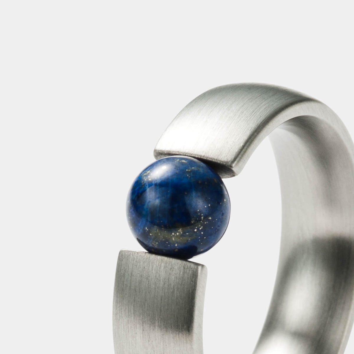 Gesamtansicht eines klassichen Spannrings mit echter, blauer Lapislazuliperle von MONOMANIA.
