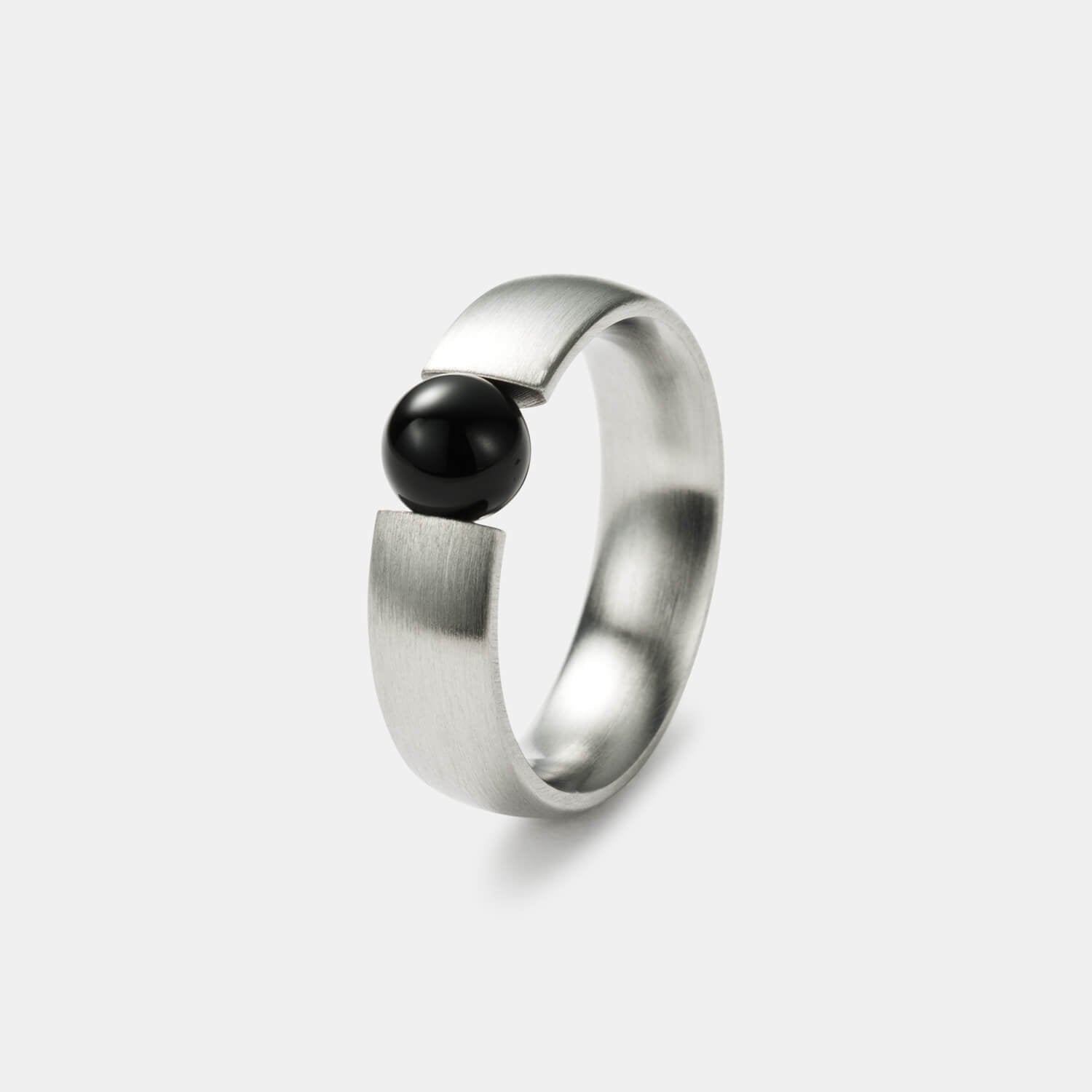 Gesamtansicht eines gebürsteten Damenrings aus antiallergenem Edelstahl mit echter Onyx-Perle von MONOMANIA.
