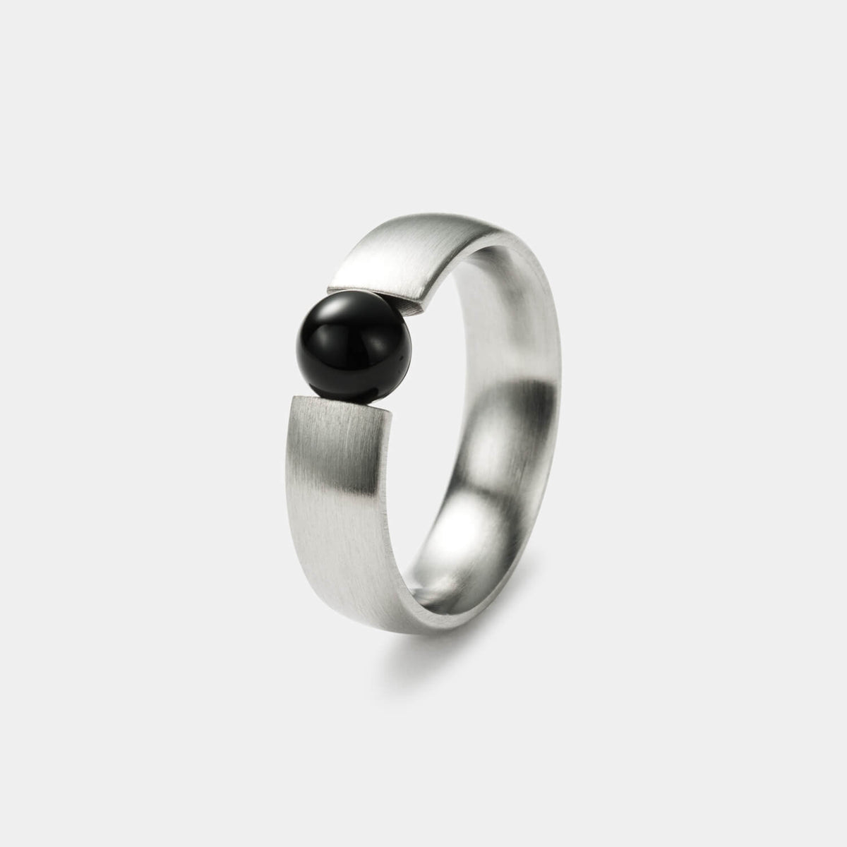 Gesamtansicht eines gebürsteten Damenrings aus antiallergenem Edelstahl mit echter Onyx-Perle von MONOMANIA.