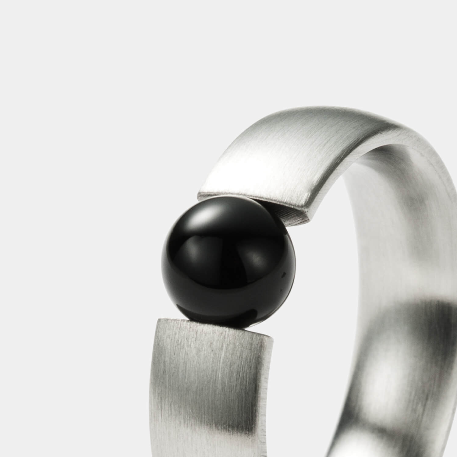 Gesamtansicht eines gebürsteten Damenrings aus antiallergenem Edelstahl mit echter Onyx-Perle von MONOMANIA.