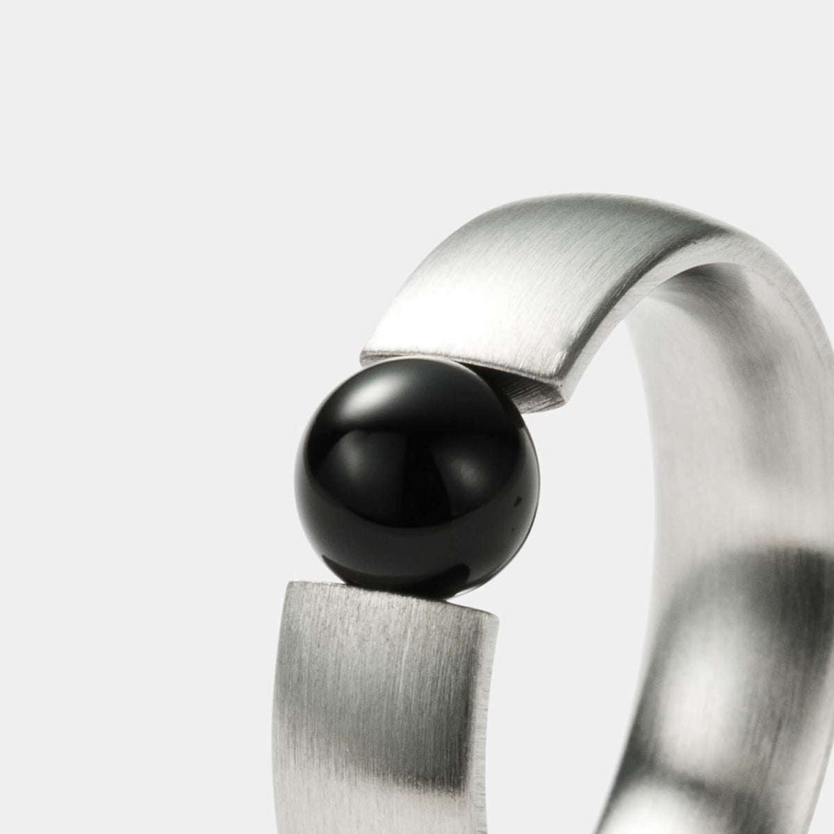 Gesamtansicht eines gebürsteten Damenrings aus antiallergenem Edelstahl mit echter Onyx-Perle von MONOMANIA.