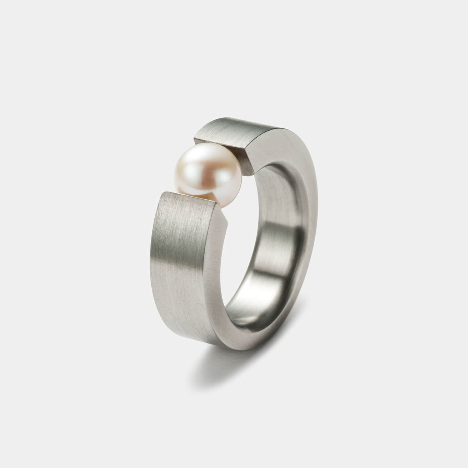 Gesamtansicht eines wunderschönen Spannrings mit echter, weißer Süßwasserperle von MONOMANIA.