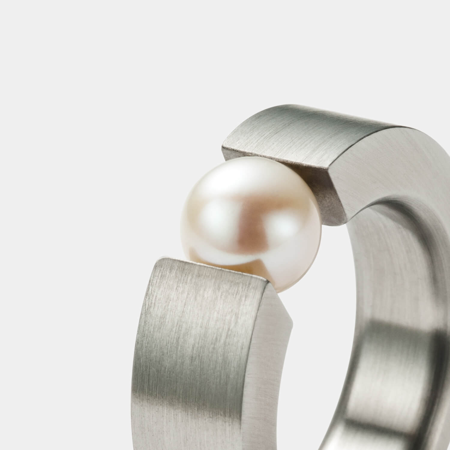 Gesamtansicht eines wunderschönen Spannrings mit echter, weißer Süßwasserperle von MONOMANIA.