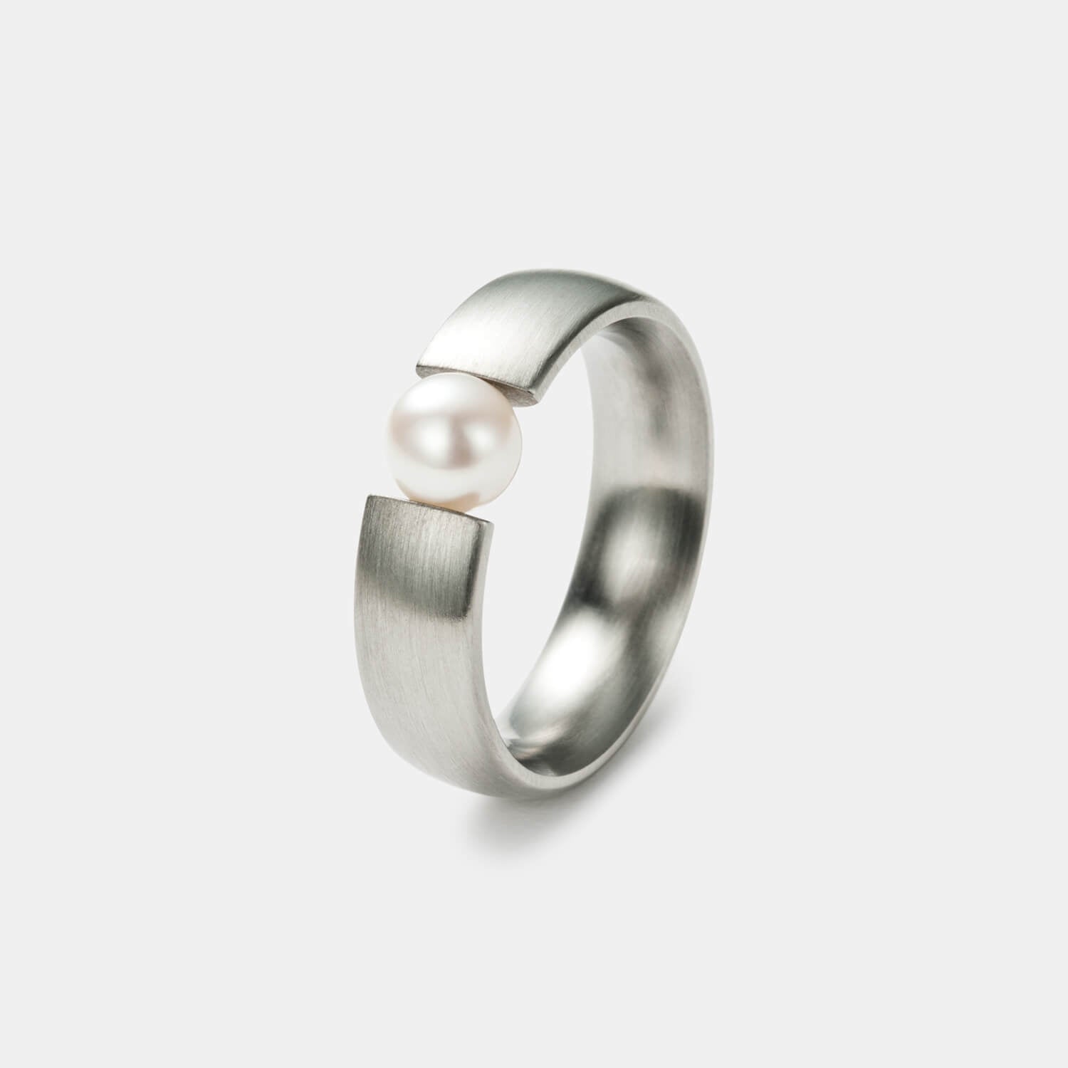 Gesamtansicht eines klassischen Spannrings mit echter, weißer Süßwasserperle von MONOMANIA.