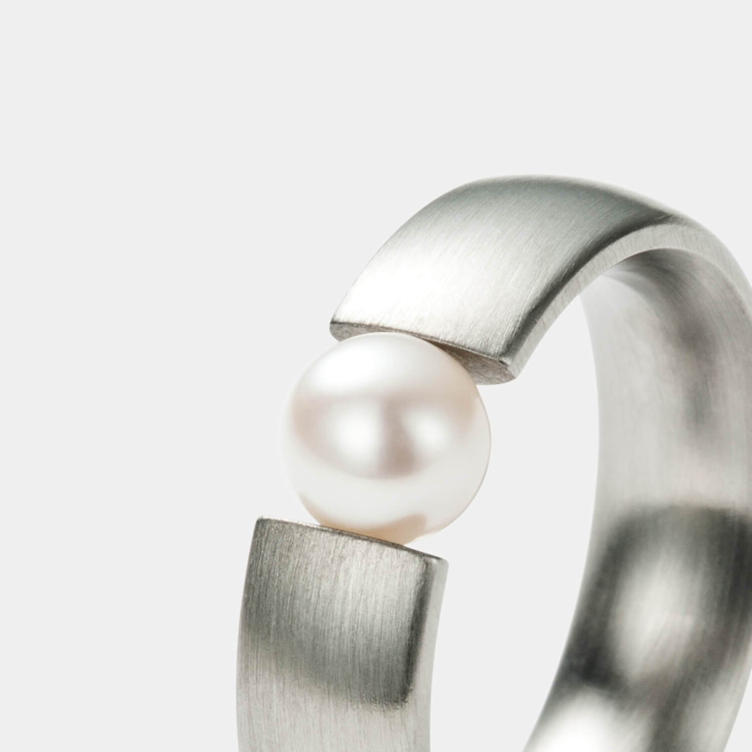 Gesamtansicht eines klassischen Spannrings mit echter, weißer Süßwasserperle von MONOMANIA.