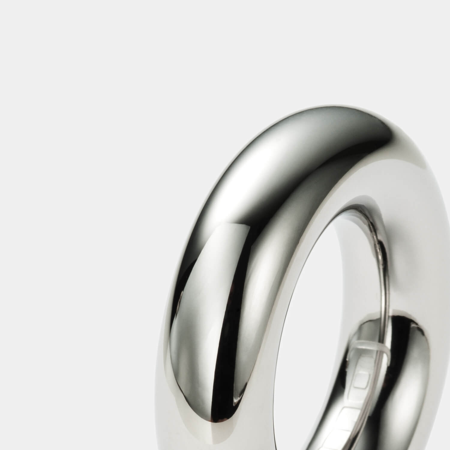 Gesamtansicht eines großen, rund geschliffenen Damenrings aus antiallergenem Edelstahl von MONOMANIA.