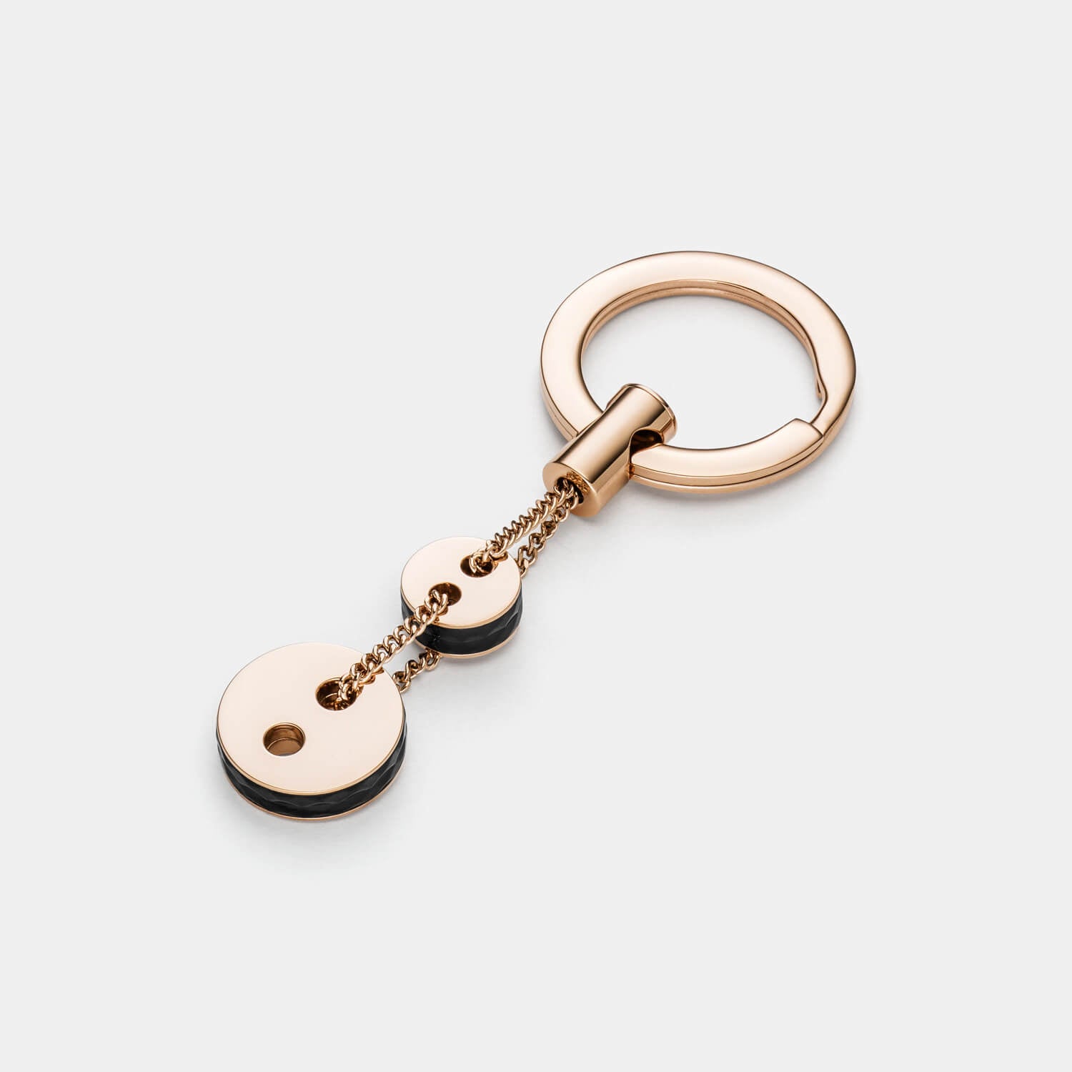 Gesamtansicht eines verspielten Schlüsselanhänger mit zwei unterschiedlich großen runden Elementen aus roségoldfarbenem Edelstahl von MONOMANIA.