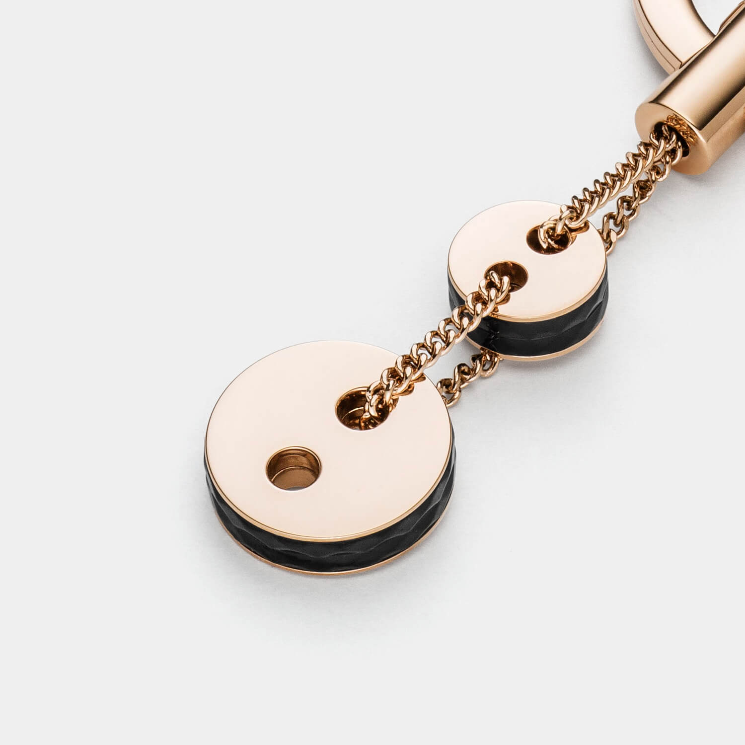Gesamtansicht eines verspielten Schlüsselanhänger mit zwei unterschiedlich großen runden Elementen aus roségoldfarbenem Edelstahl von MONOMANIA.