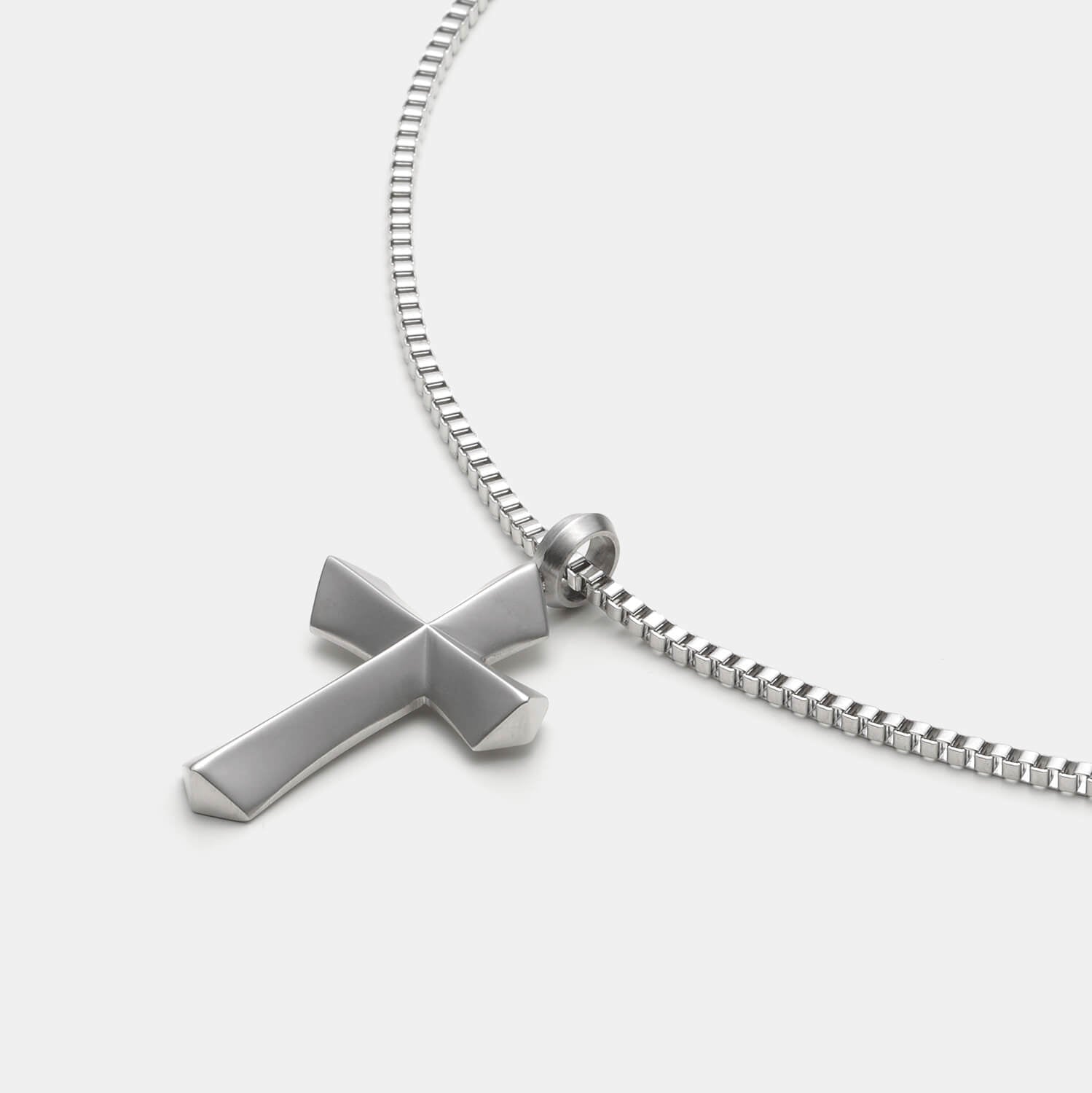 Detailansicht eines silberfarbenen, großen Kreuzanhängers aus antiallergenem Edelstahl an einer Veneziakette.