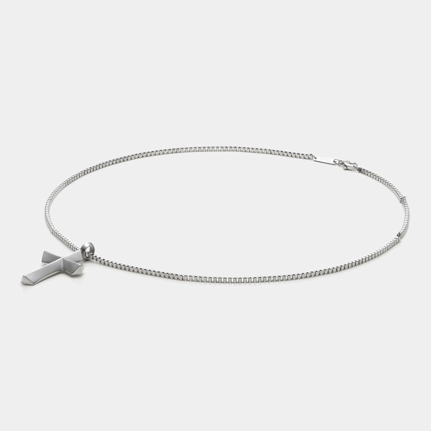 Detailansicht eines silberfarbenen, großen Kreuzanhängers aus antiallergenem Edelstahl an einer Veneziakette.